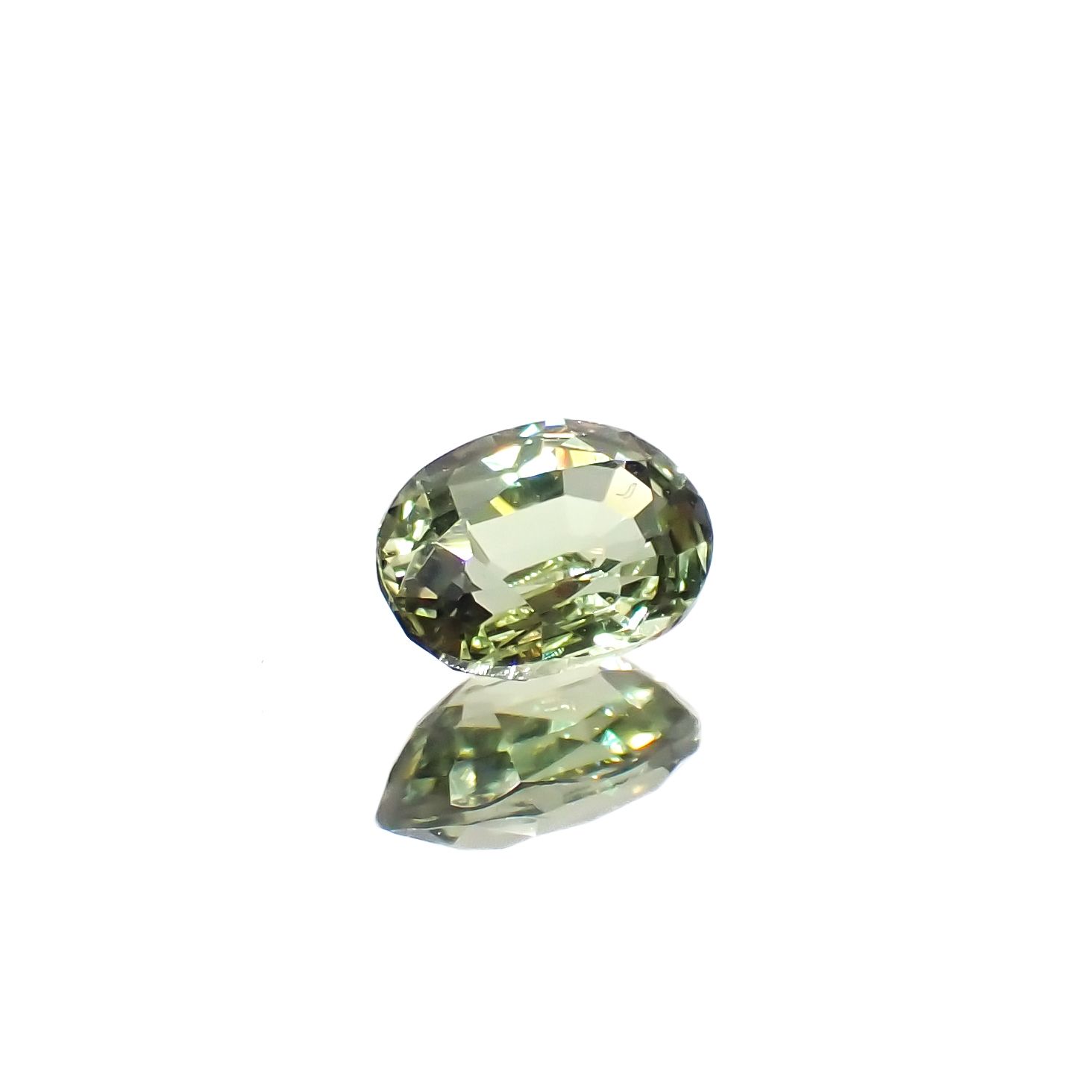 バナジウムクリソベリル(宝石名クリソベリル)マダガスカル産 0.701ct ソ付(日独)[240527637]6.11x4.44mm前後
