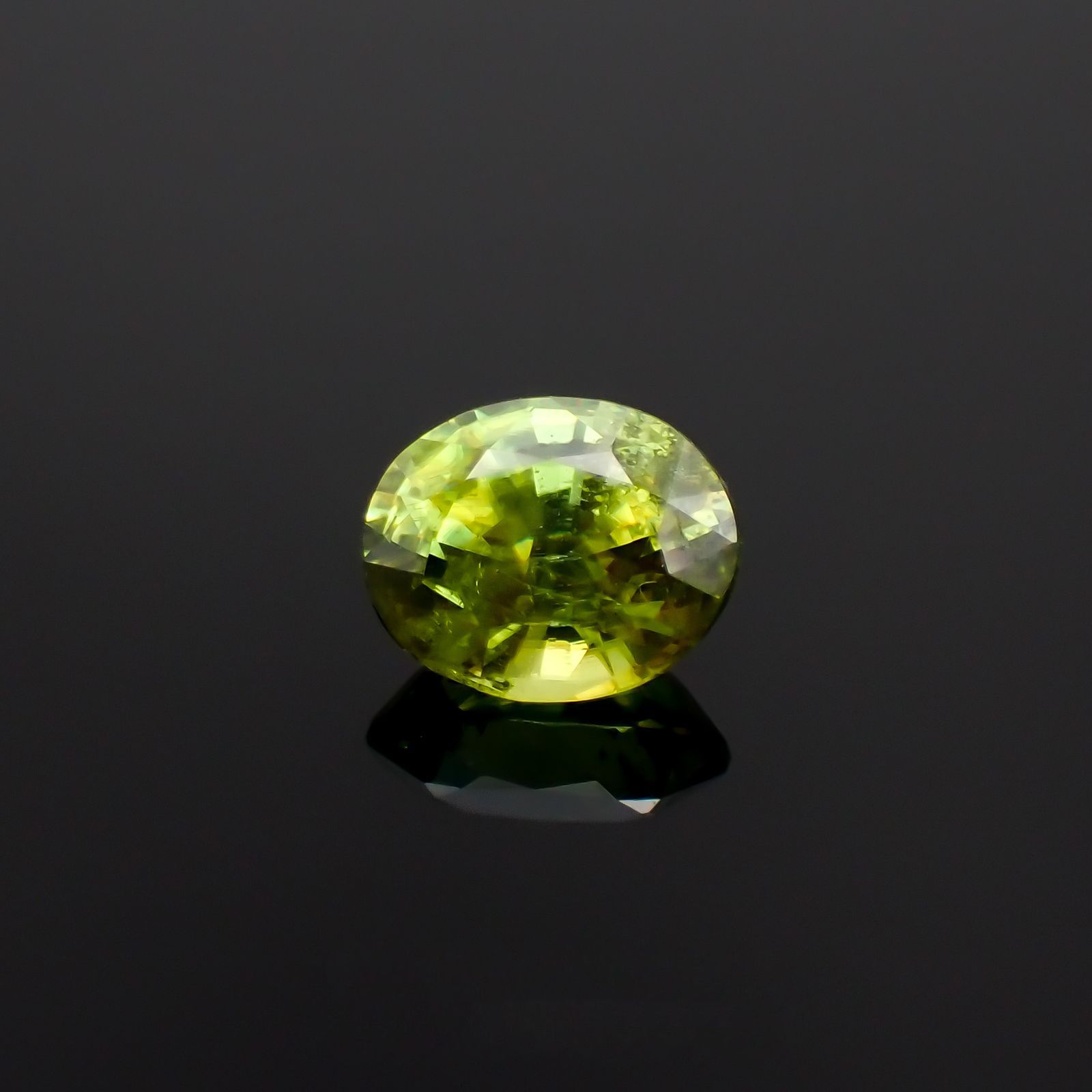 スフェーン(宝石名スフェーン)マダガスカル産 0.98ct 識別済[230120094]6.5x5.4mm前後