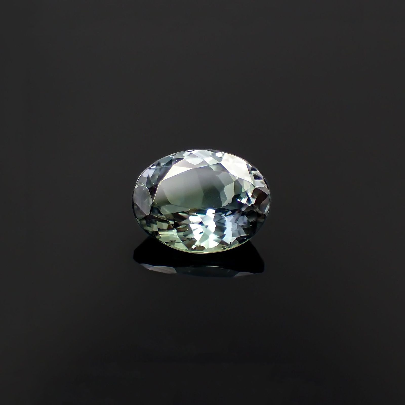 バイカラータンザナイト(宝石名ゾイサイト)タンザニア産 識別済 2.00ct / 9.3x7mm前後 [221119005]