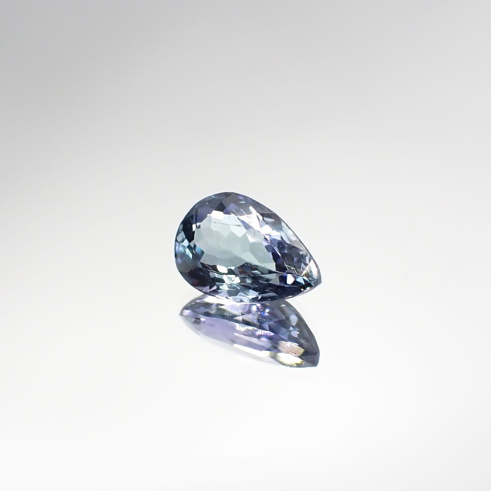バイカラータンザナイト(宝石名タンザナイト) タンザニア産 1.371ct ソ付(彩珠)[210711815]8.7×5.5mm前後