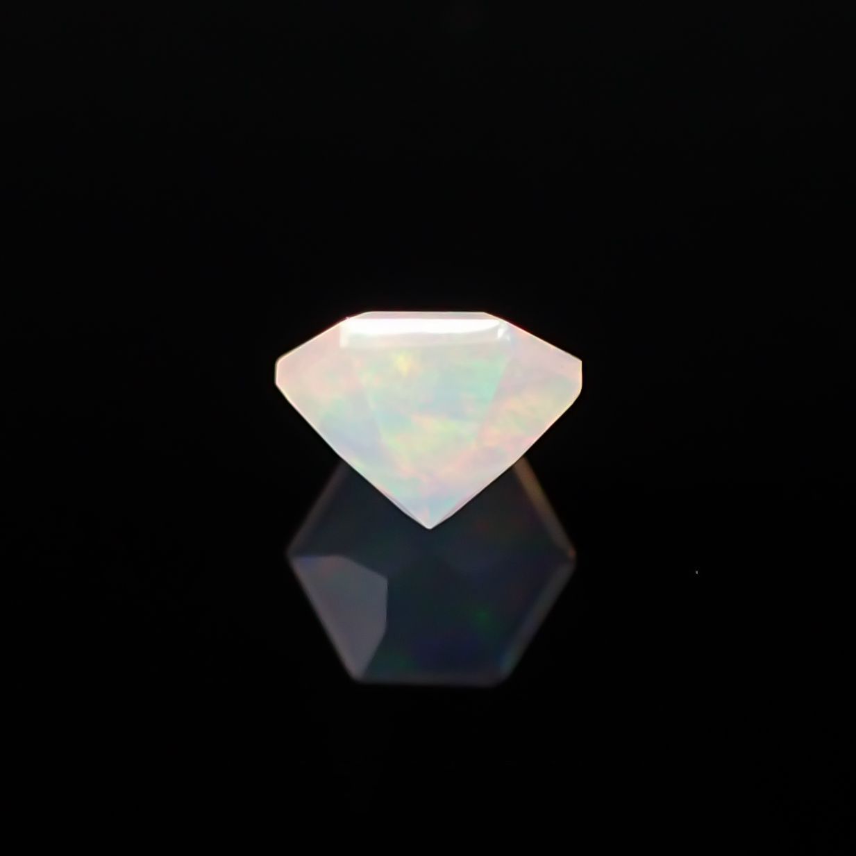 ◇ヘキサゴンカット◇エチオピアオパール(宝石名オパール) エチオピア産 0.44ct 識別済[210611038]5.3×5.3mm前後