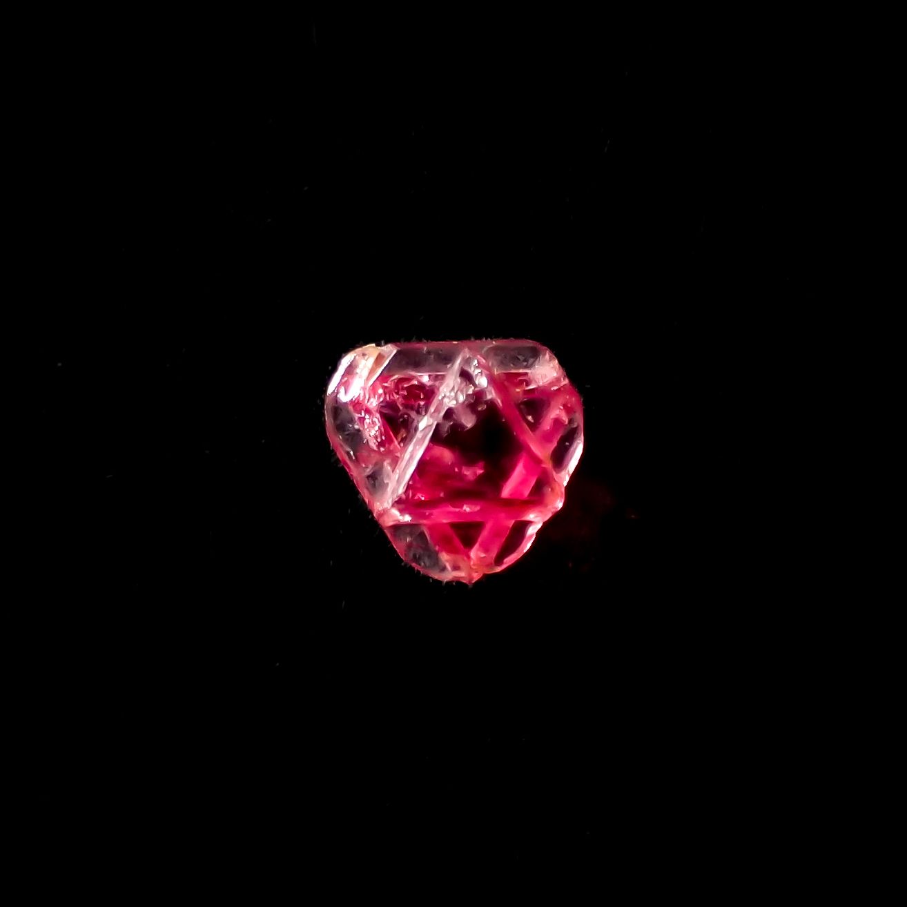 ツインクリスタルスピネル(スピネル式双晶）原石 ビルマ産 0.15ct[231124062]3.6x3.4mm前後