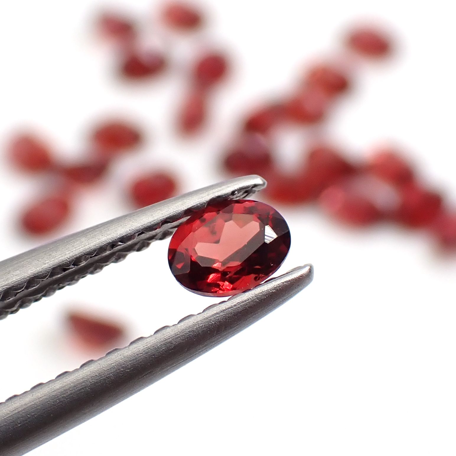 ◇ランダムセレクト◇パイロープアルマンディンガーネット モザンビーク産 約0.21ct / 4x3mm前後 [260532208-PAC]