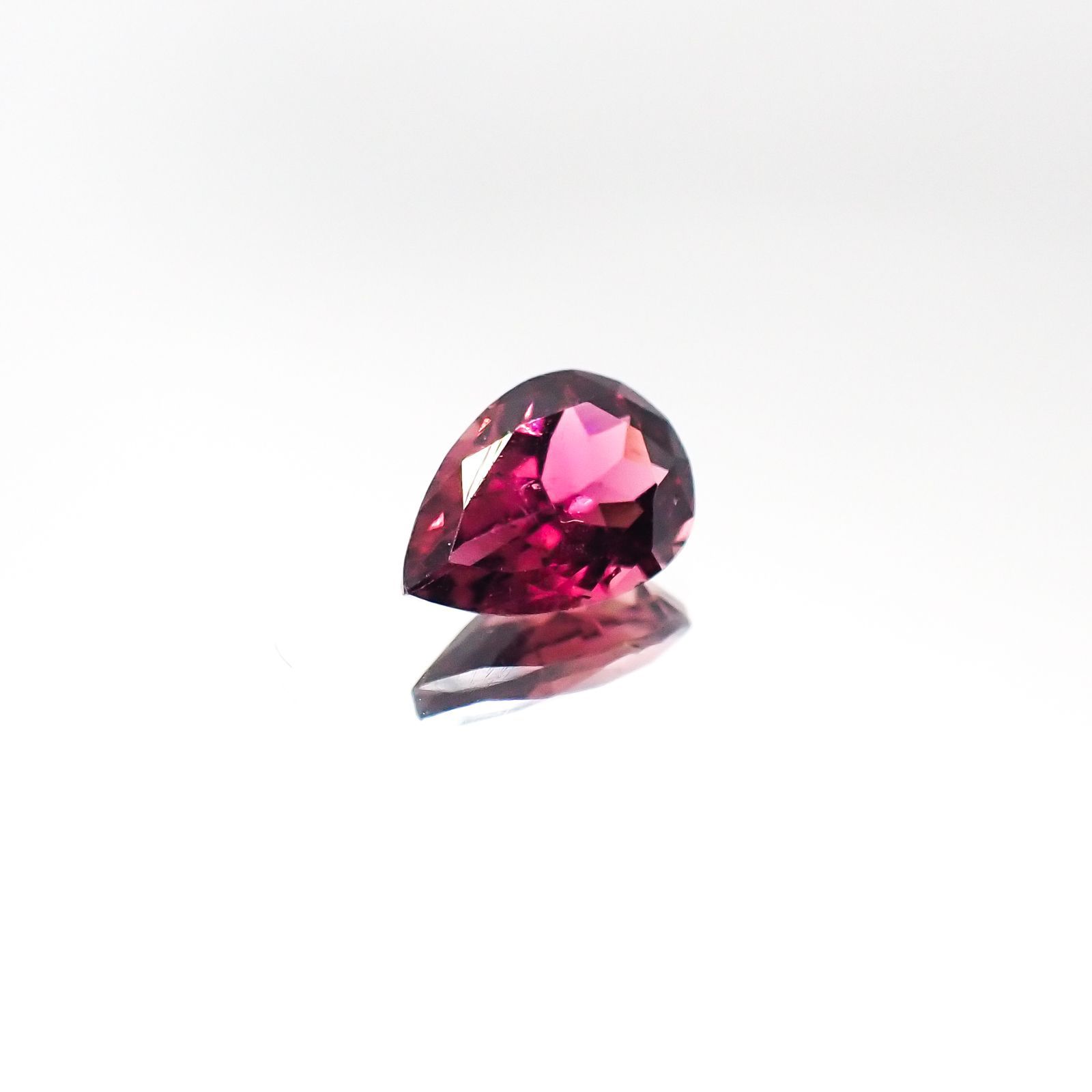 パープルトルマリン(宝石名パープル・トルマリン)ブラジル産 0.98ct 識別済[231023895]8.1x5.8mm前後