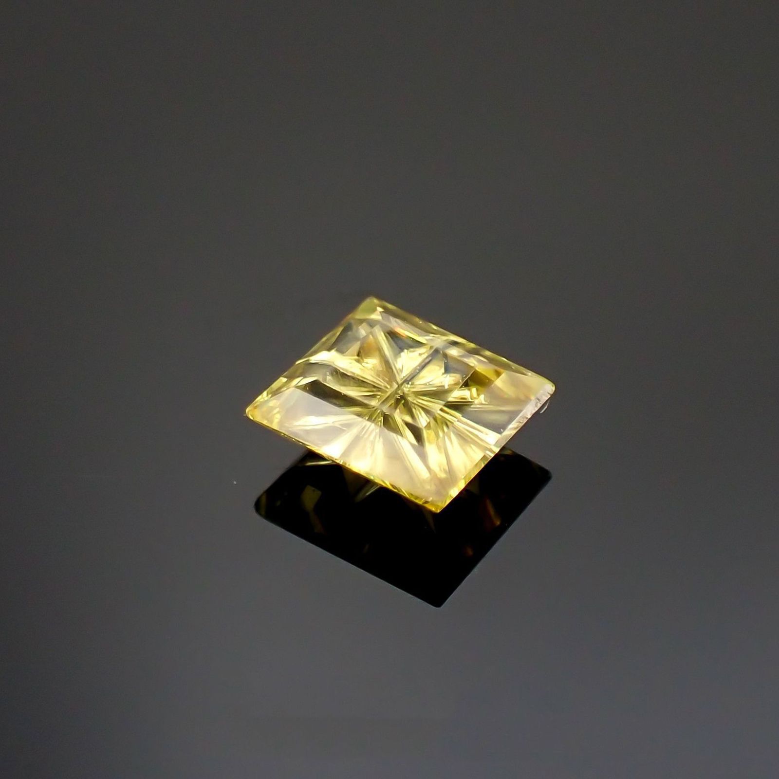 ◇甲州貴石切子Plus Three◇スフェーン カード付き(宝石名スフェーン)マダガスカル産 識別済 0.85ct / 5.9x5.3mm前後 [251114611]