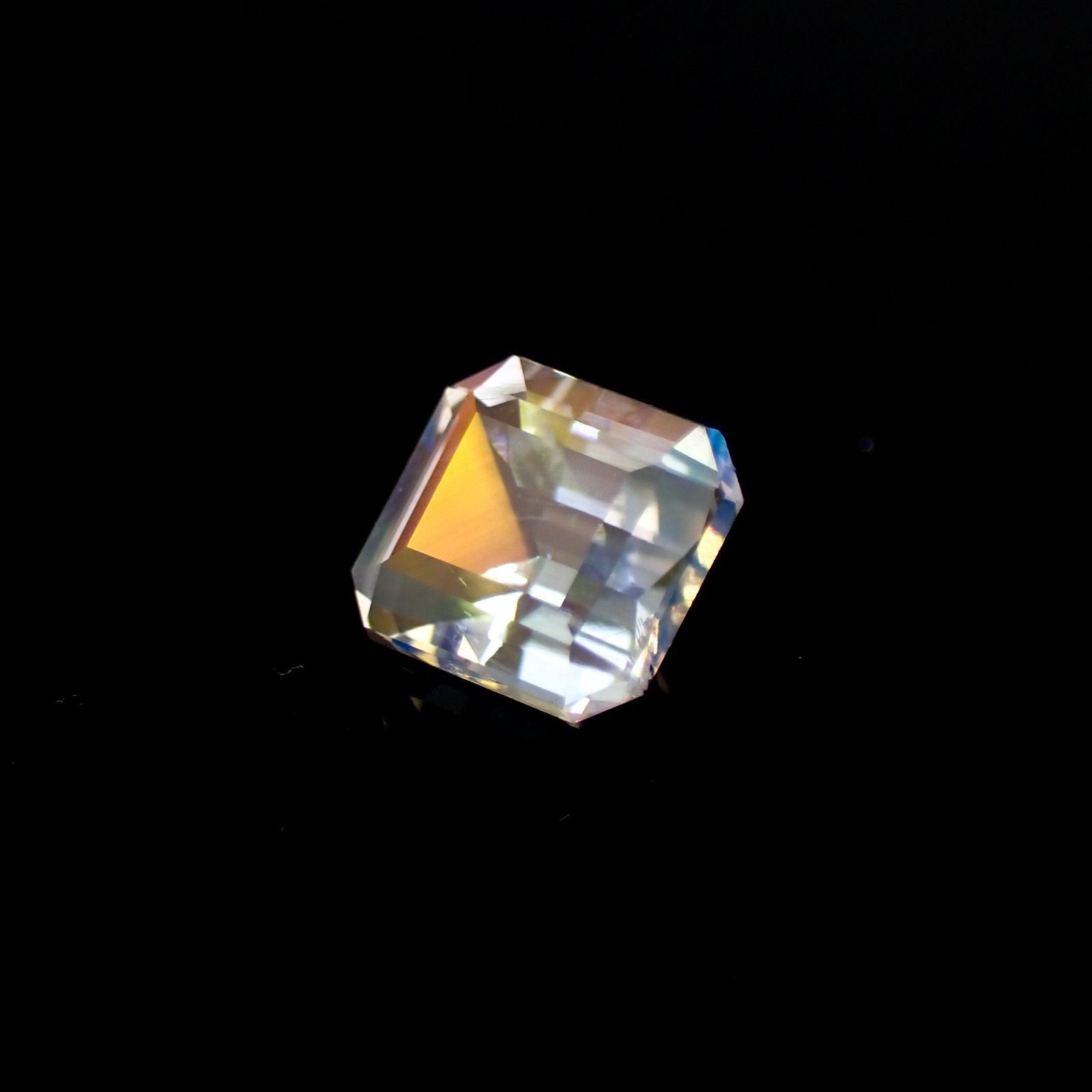 レインボームーンストーン(宝石名ラブラドライト) マダガスカル産 ソ付(彩珠) 1.209ct / 6.9x6.2mm前後 [251210401]