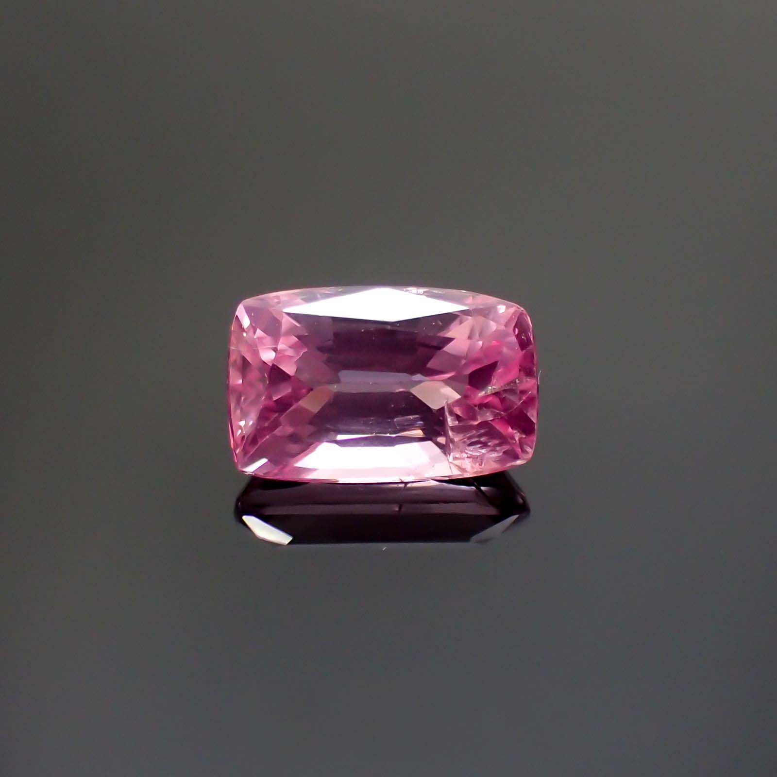 ピンクスピネル(宝石名ピンク・スピネル)タンザニア産 1.179ct ソ付(彩珠)[230722573]7.5x4.7mm前後