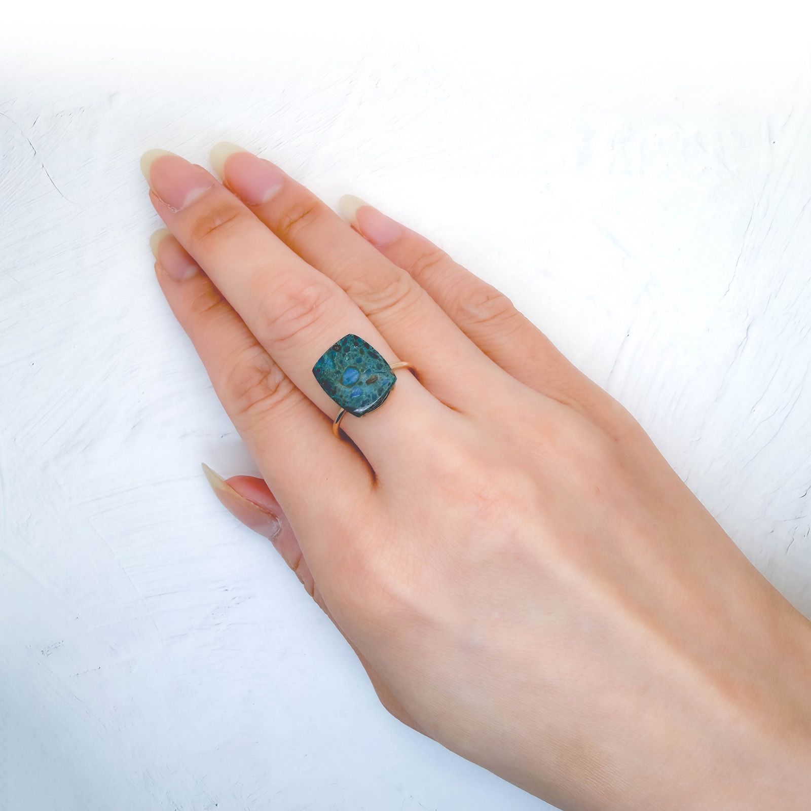 ブルーオパール ペルー産 4.61ct / 12.4x10.8mm前後 [260933091]