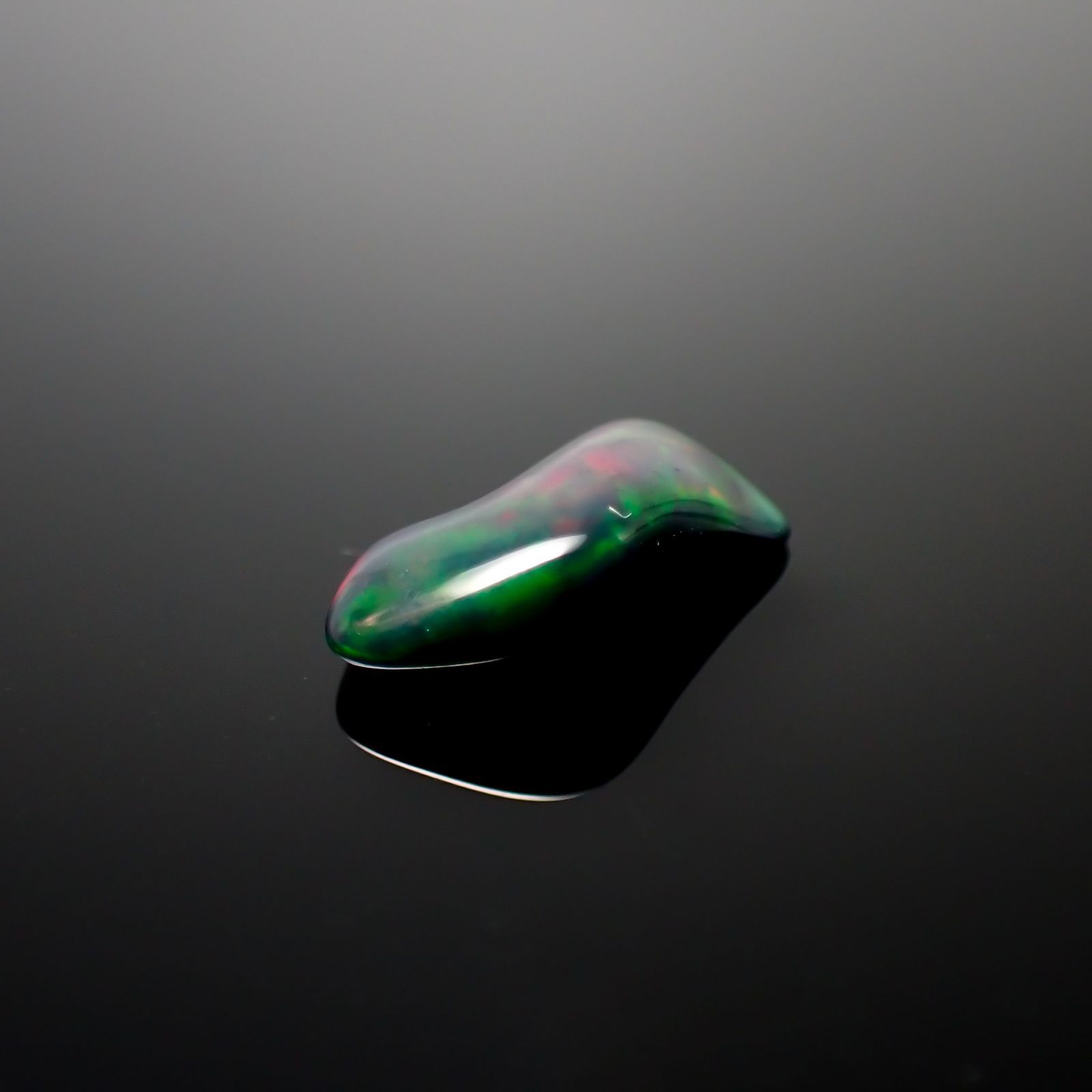 ◇バロック型◇ブラックオパール(宝石名オパール/加熱処理) エチオピア産 0.95ct 識別済[210913251]11.5×6.5mm前後