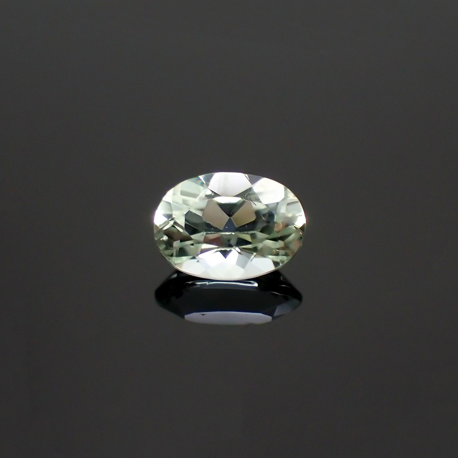 モンテブラサイト(宝石名モンテブラサイト)マダガスカル産 識別済 0.77ct / 6.9x4.9mm前後 [220115203]