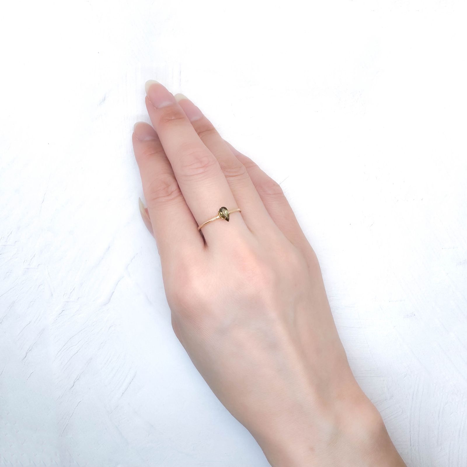 アンダリュサイト(宝石名アンダリュサイト)スリランカ/モザンビーク産 識別済 0.32ct / 5.8x3.1mm前後 [251014424]