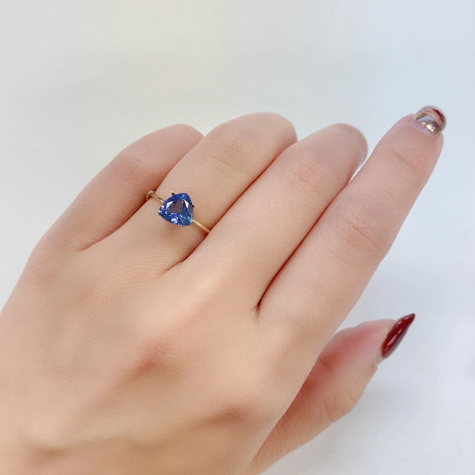 バイカラータンザナイト(宝石名タンザナイト) タンザニア産 1.413ct ソ付(彩珠)[210711822]7.1×7mm前後
