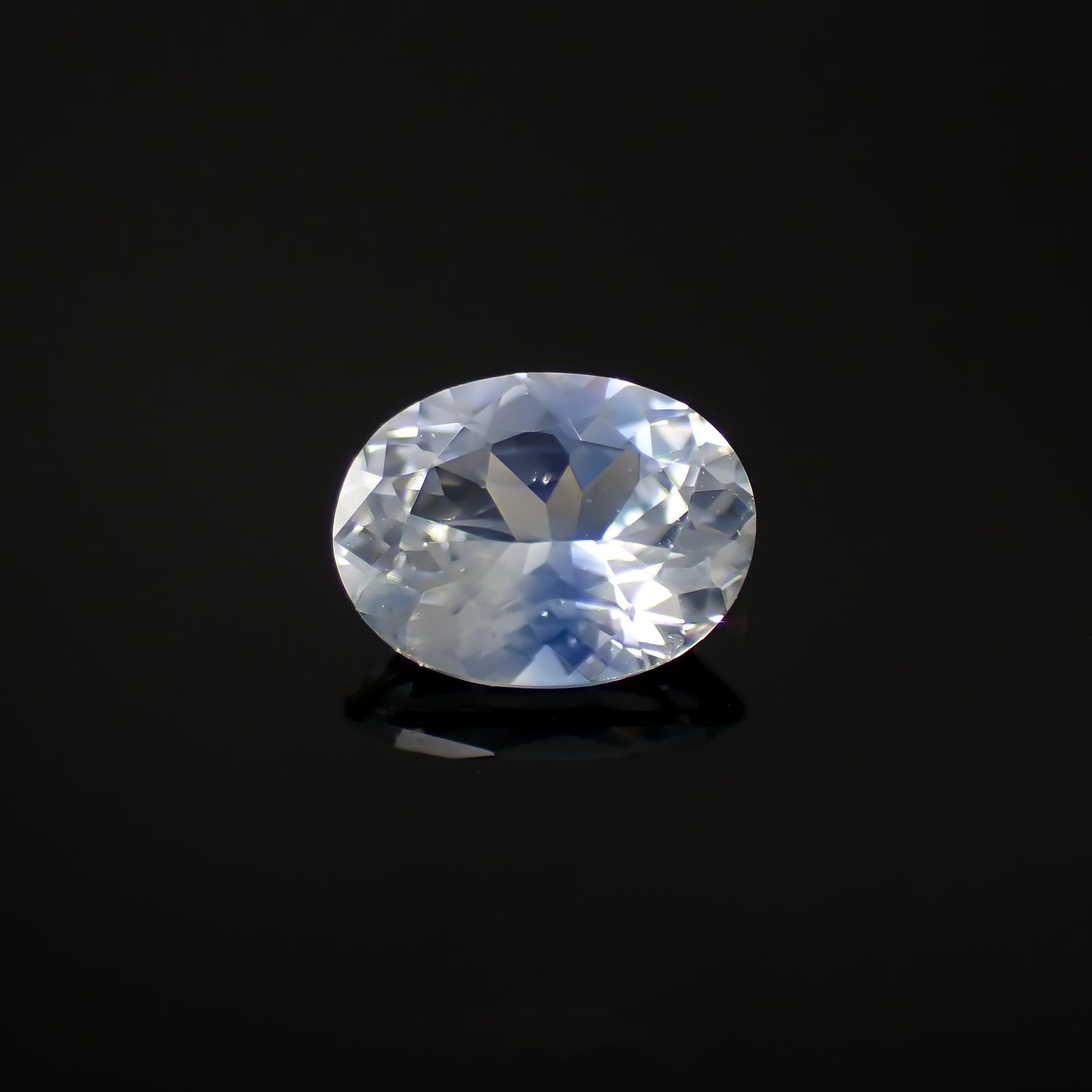 アイスブルーサファイア(宝石名サファイア)スリランカ/マダガスカル産 0.58ct 識別済[220817457]5.9x4.4mm前後 | TOP  STONE(トップストーン)