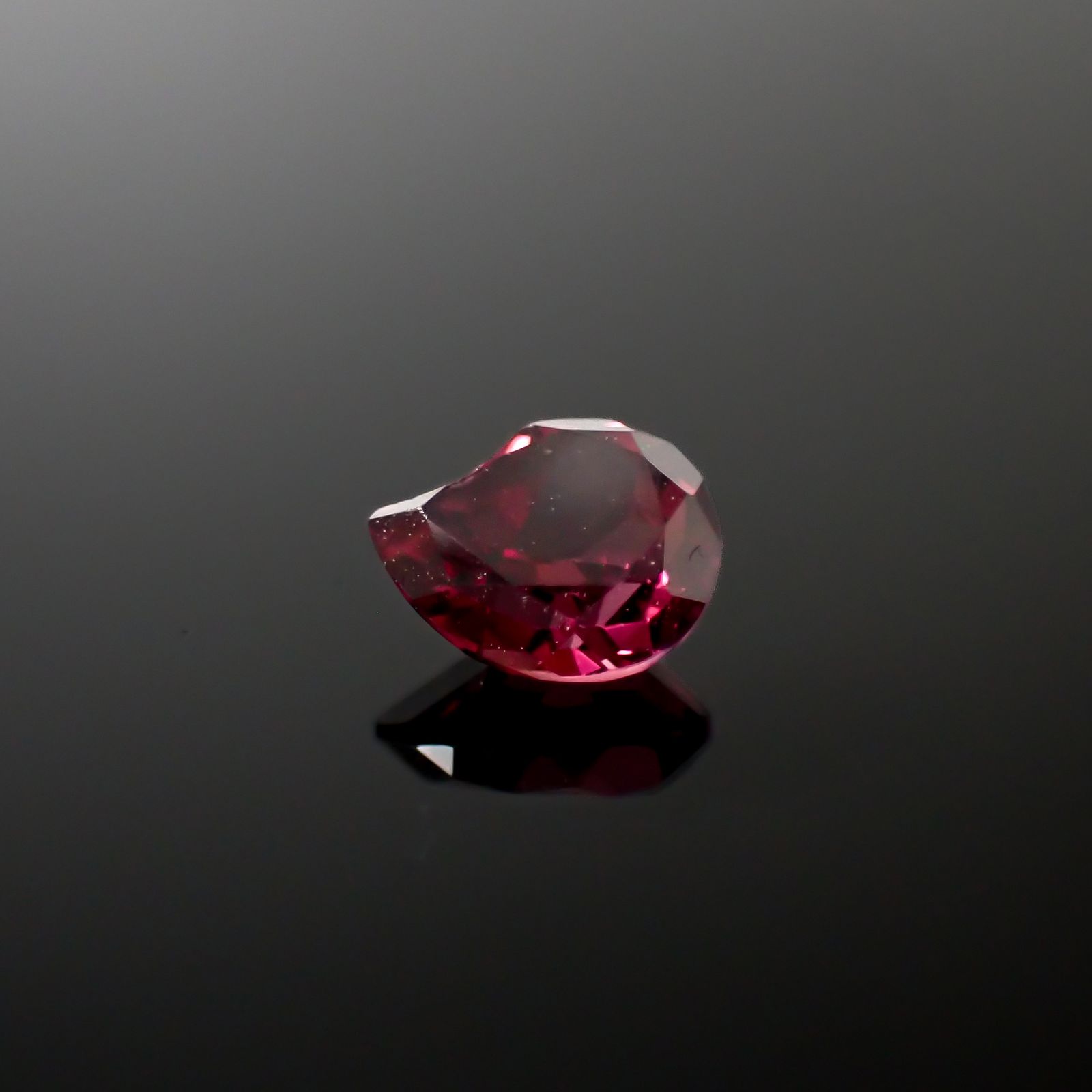 ◇カスタムカット◇パイロープアルマンディンガーネット モザンビーク産 0.82ct[240928958]6.3x5.2mm前後