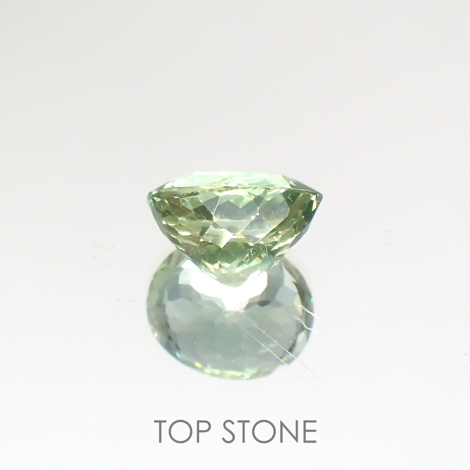 グリーンアパタイト(宝石名アパタイト) マダガスカル産 2.07ct 識別済[20106878]8.2×6.9mm前後