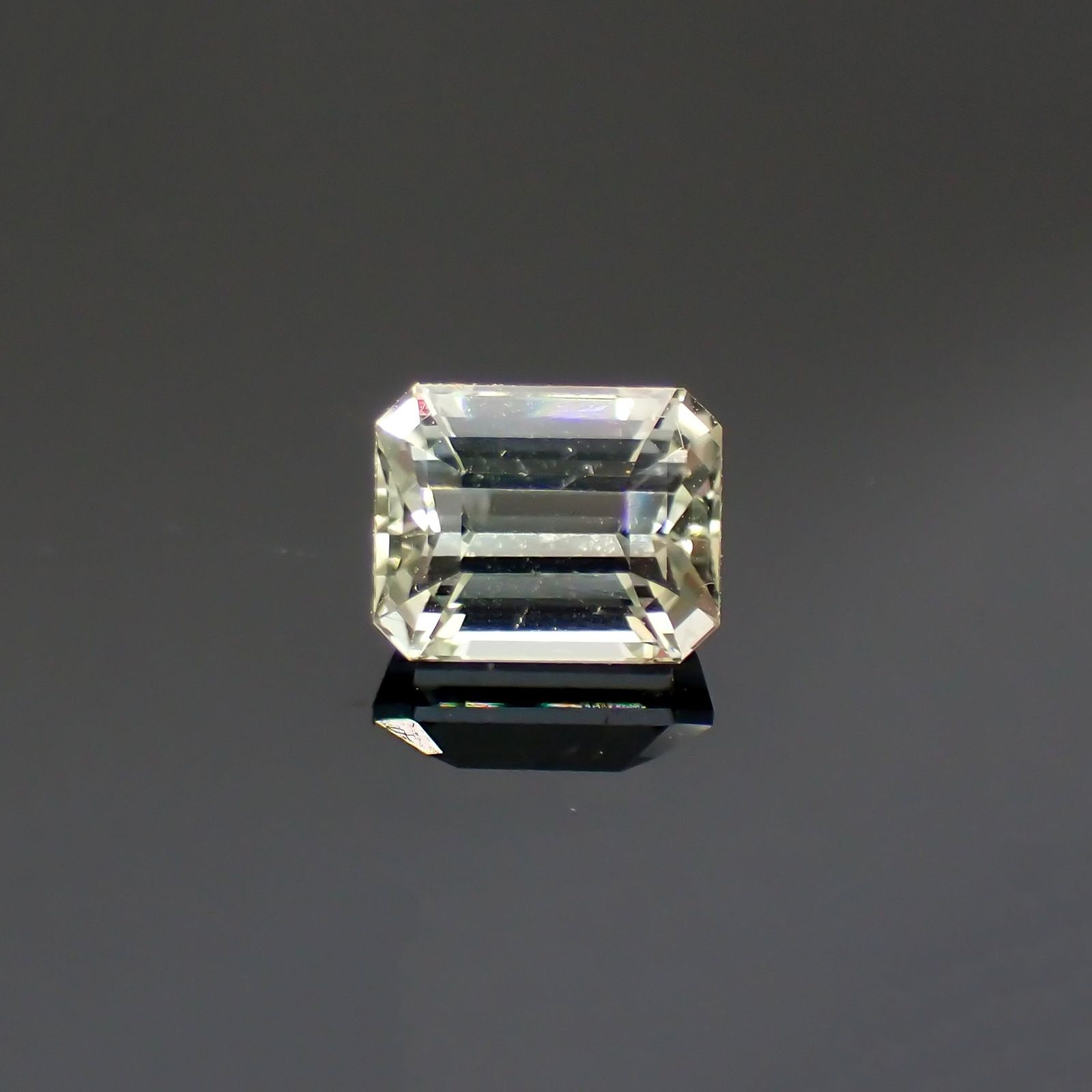 グリーントルマリン(宝石名トルマリン) ルワンダ産 ソ付(彩珠) 1.390ct / 6.9x5.4mm前後 [211013641]