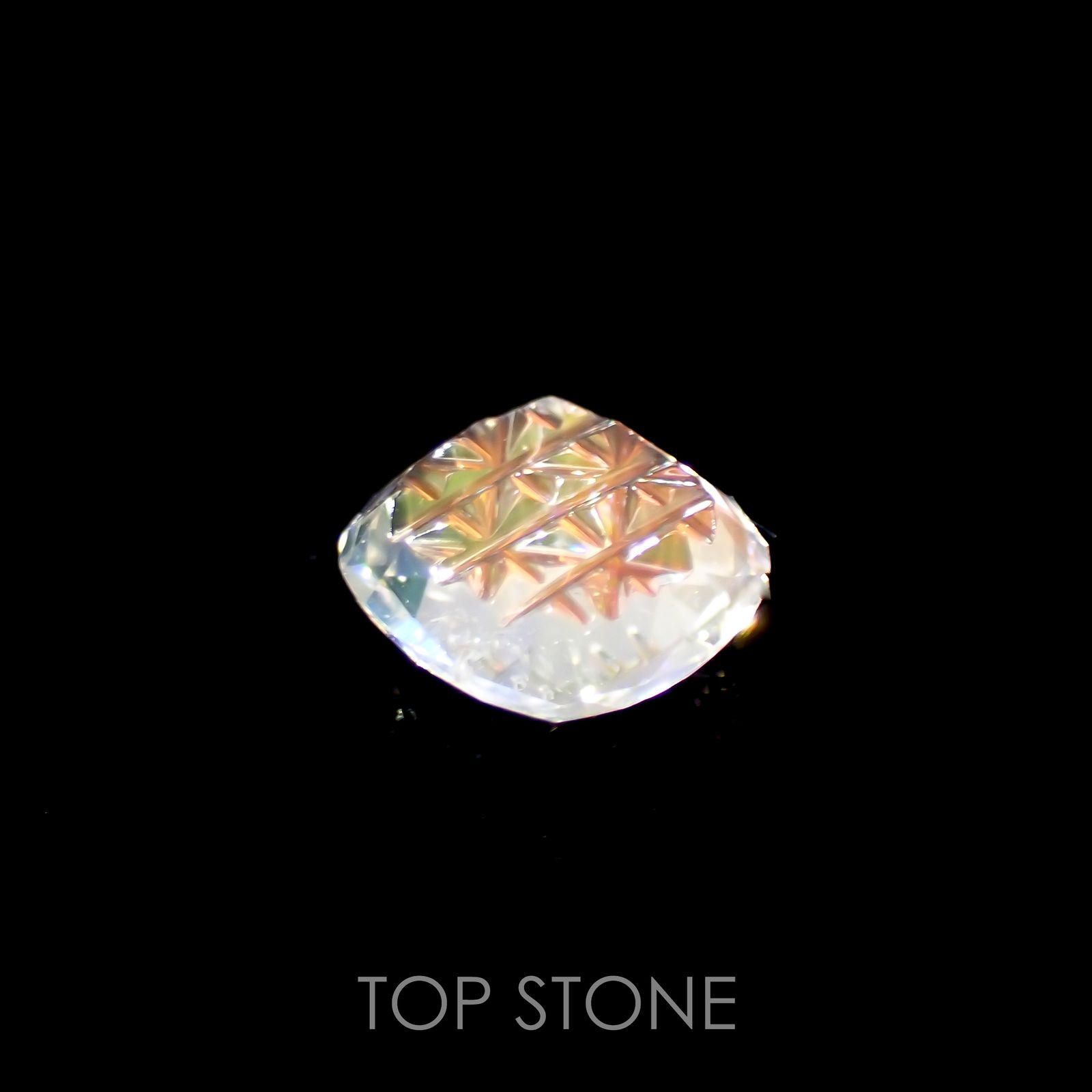 ◇甲州貴石切子Plus Three◇レインボームーンストーン カード付き マダガスカル産 ルース 0.62ct[210913346]5.9×5.5mm前後