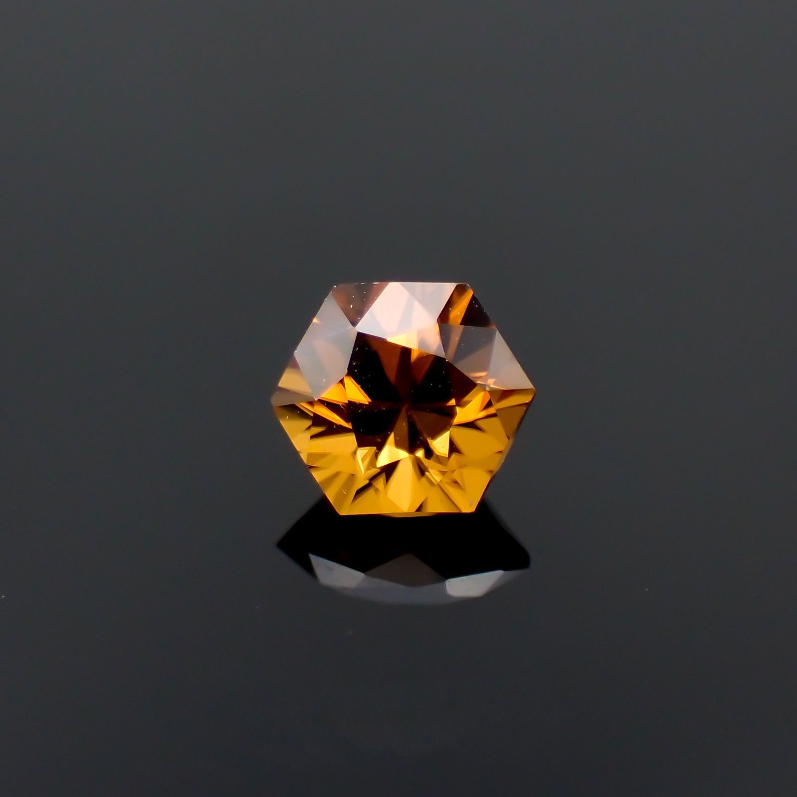 ◇ヘキサゴンカット◇オレンジジルコン(宝石名ジルコン)スリランカ/カンボジア産 0.91ct 識別済[230220701]4.8x4.8mm前後