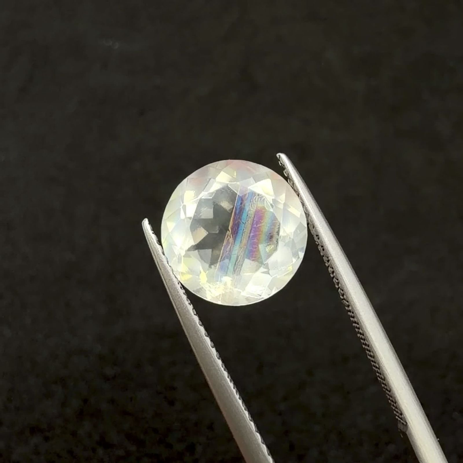 マラウイムーンストーン マラウイ共和国産 4.19ct / 10.3x10.3mm前後