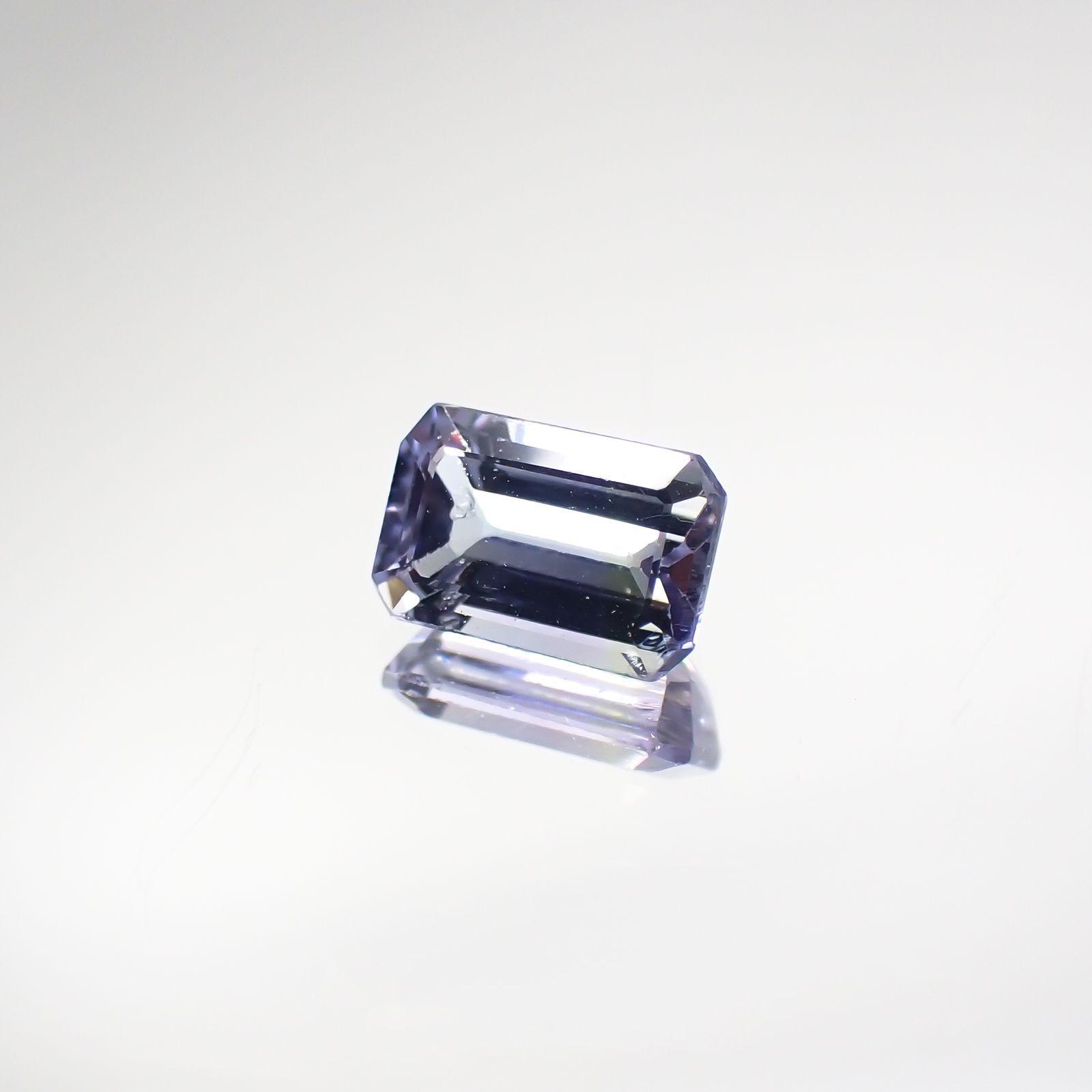 パーティカラータンザナイト(宝石名パーティカラード・ゾイサイト) タンザニア産 0.666ct ソ付(彩珠)[210711845]5.9×3.9mm前後