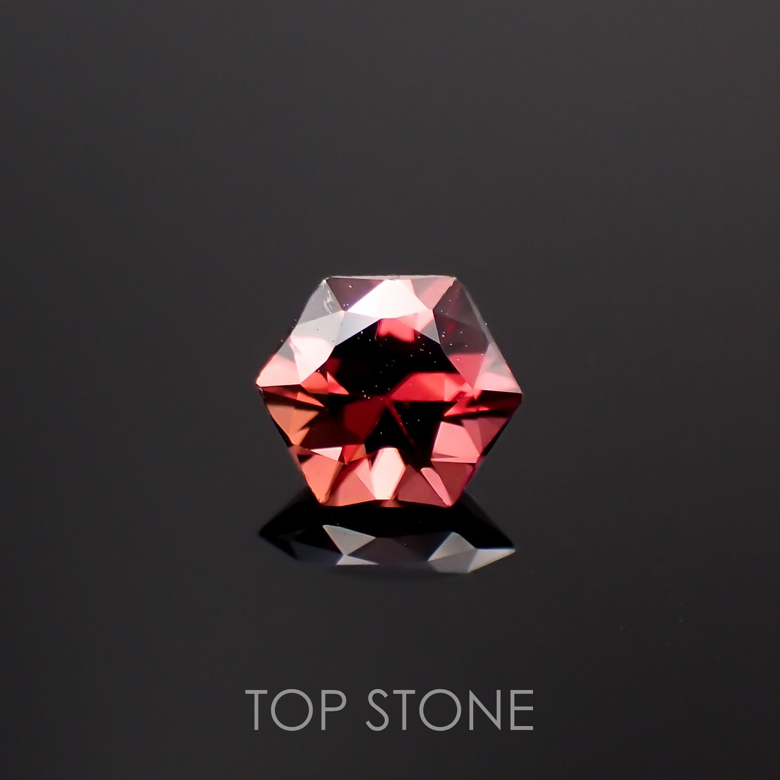 ◇ヘキサゴンカット◇レッドジルコン(宝石名ジルコン)スリランカ/カンボジア産 0.74ct 識別済[221219495]4.9x4.8mm前後
