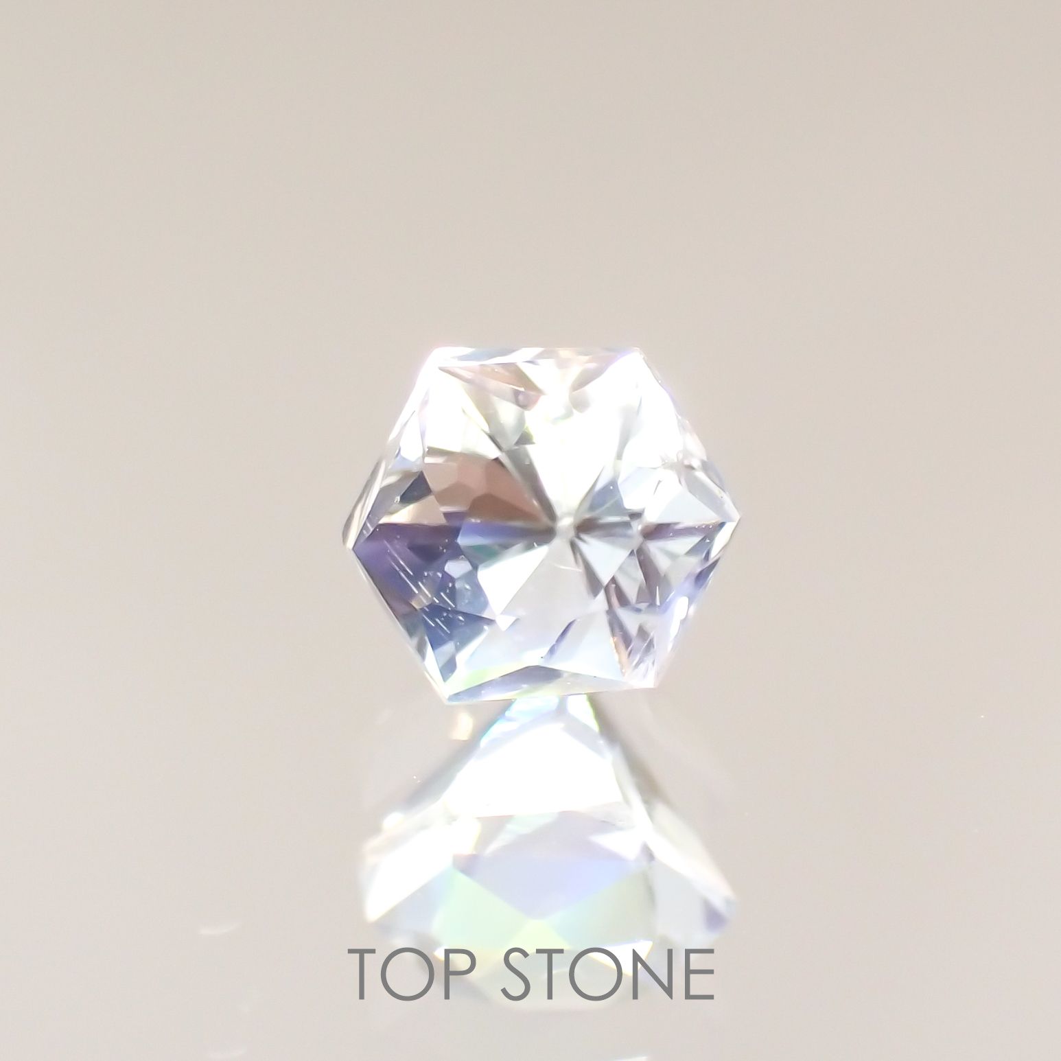 ◇ヘキサゴンカット◇レインボームーンストーン(宝石名ラブラドライト)マダガスカル産 0.39ct 識別済[211113733]4.1x4mm前後