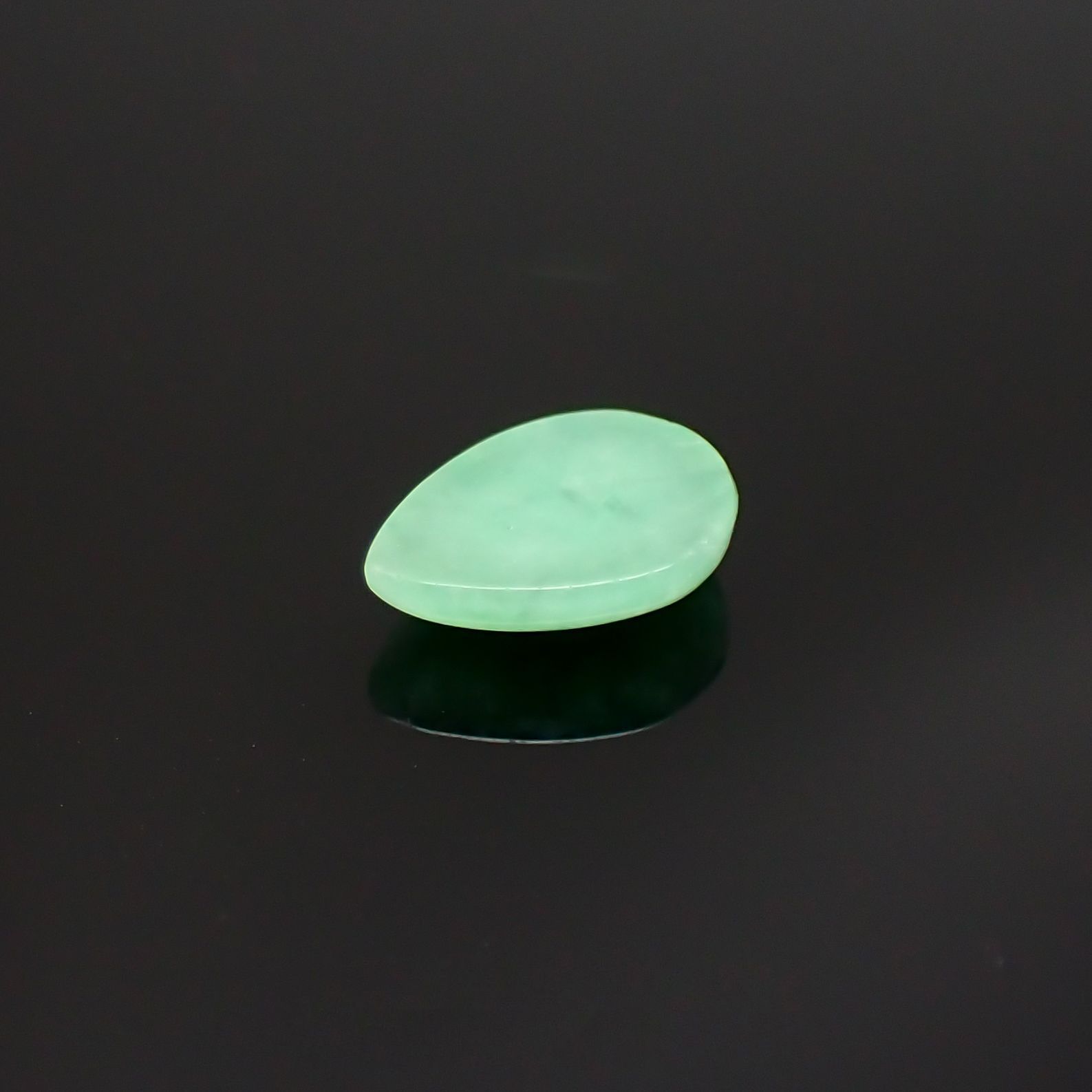 翡翠(宝石名ジェダイト)ビルマ産 0.63ct 識別済[220515810]6.9x4.9mm前後