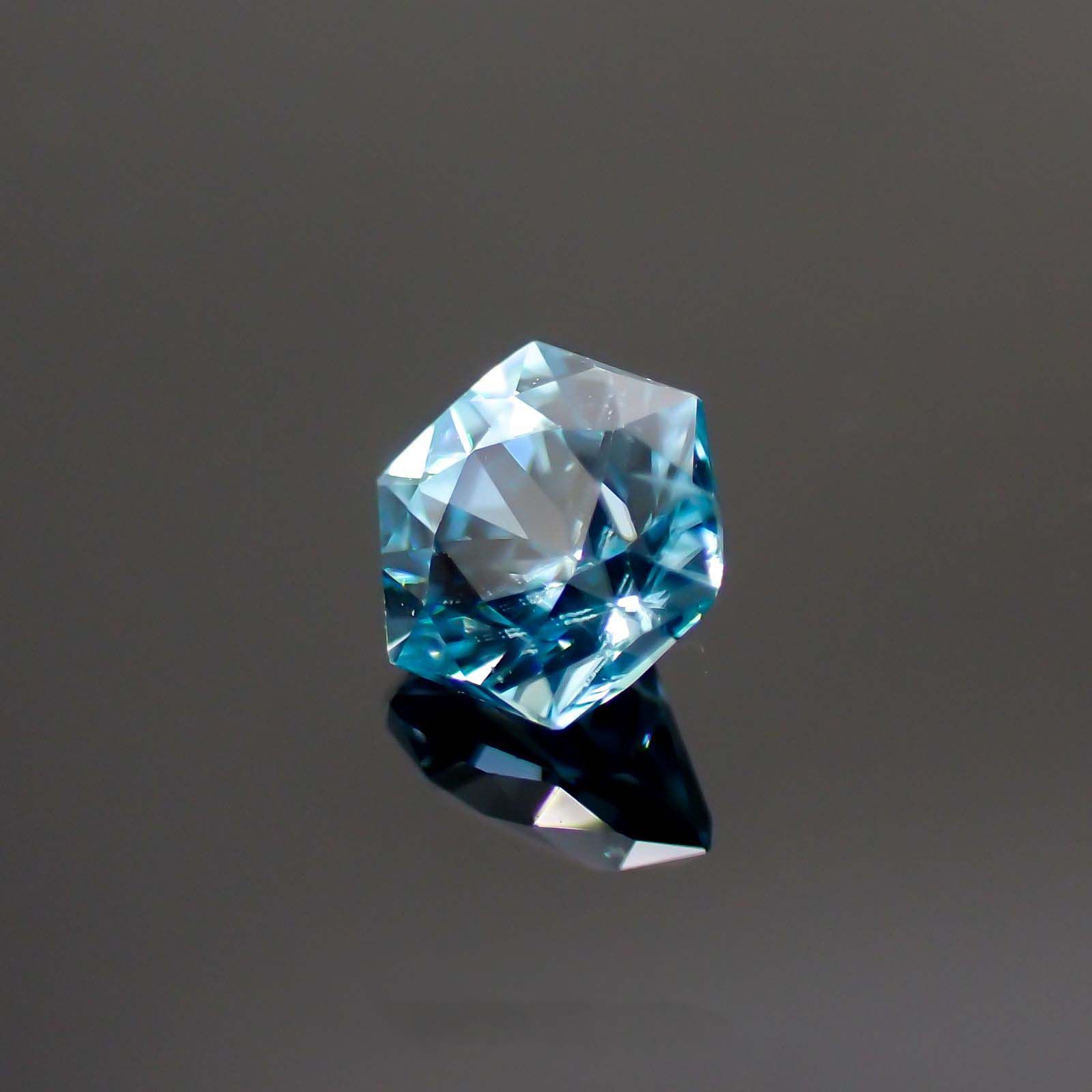 ◇ヘキサゴンカット◇ブルージルコン(宝石名ジルコン) カンボジア産 0.79ct 識別済[211013366]4.9×4.8mm前後