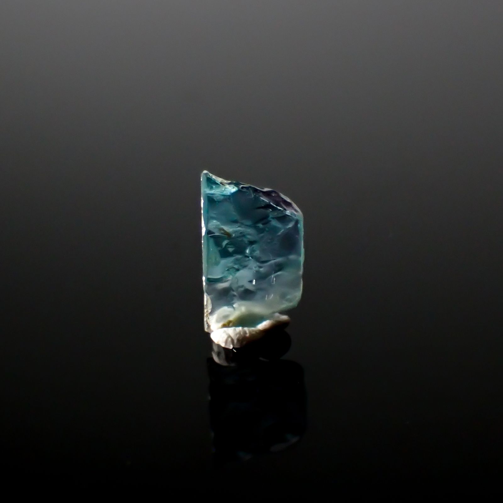パライバトルマリン 原石スライス ブラジル・パライバ州バターリャ鉱山産 0.36ct [241029347]7.5x4.7mm前後