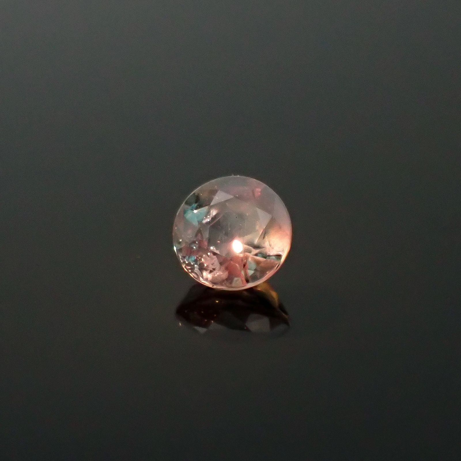 シルキーアレキサンドライト ブラジル・ミナスジェライス州ヘマチタ鉱山産 0.25ct / 3.6x3.6mm前後 [250931024]