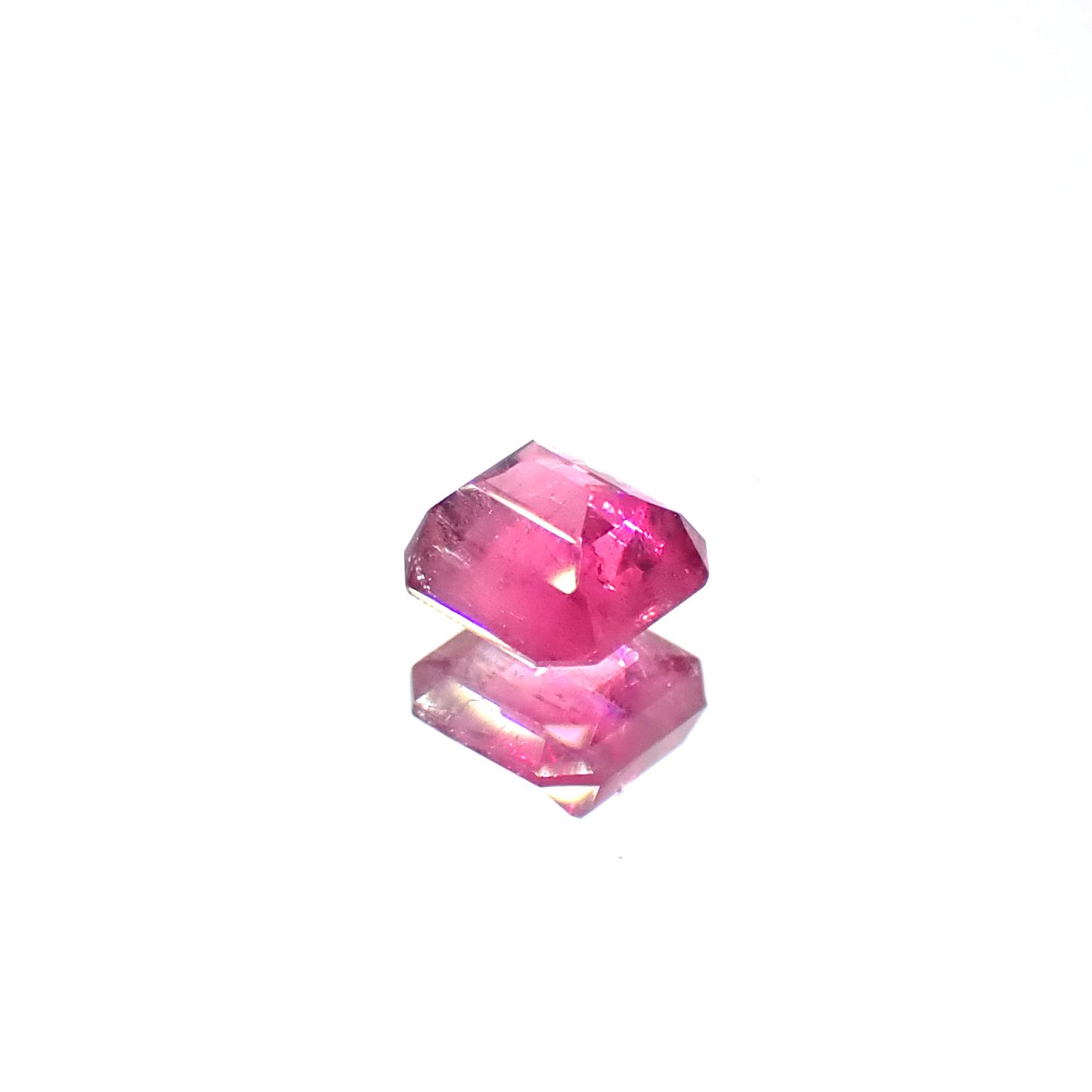 レッドベリル/ピンクベリル アメリカ・ユタ州産 0.15ct [250530372]3.3x3.2mm前後