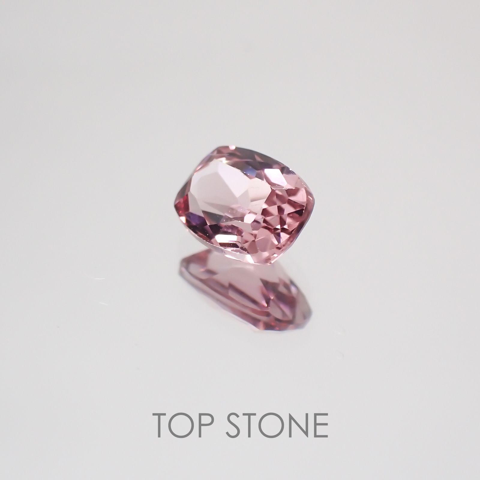 カラーチェンジマラヤガーネット タンザニア産 ルース 0.58ct[21059663]5.5×4.2mm前後