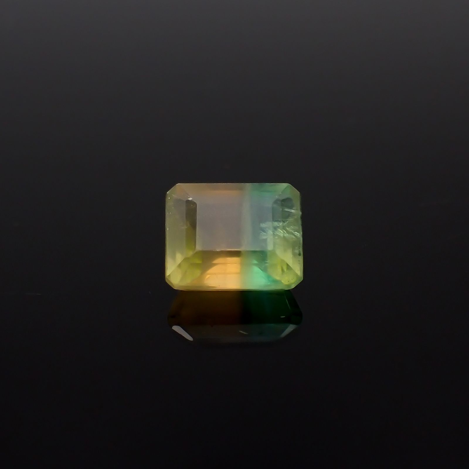 パーティカラーフローライト フルオレッセンス ブラジル産 6.04ct[240326917]10.8x8.9mm前後