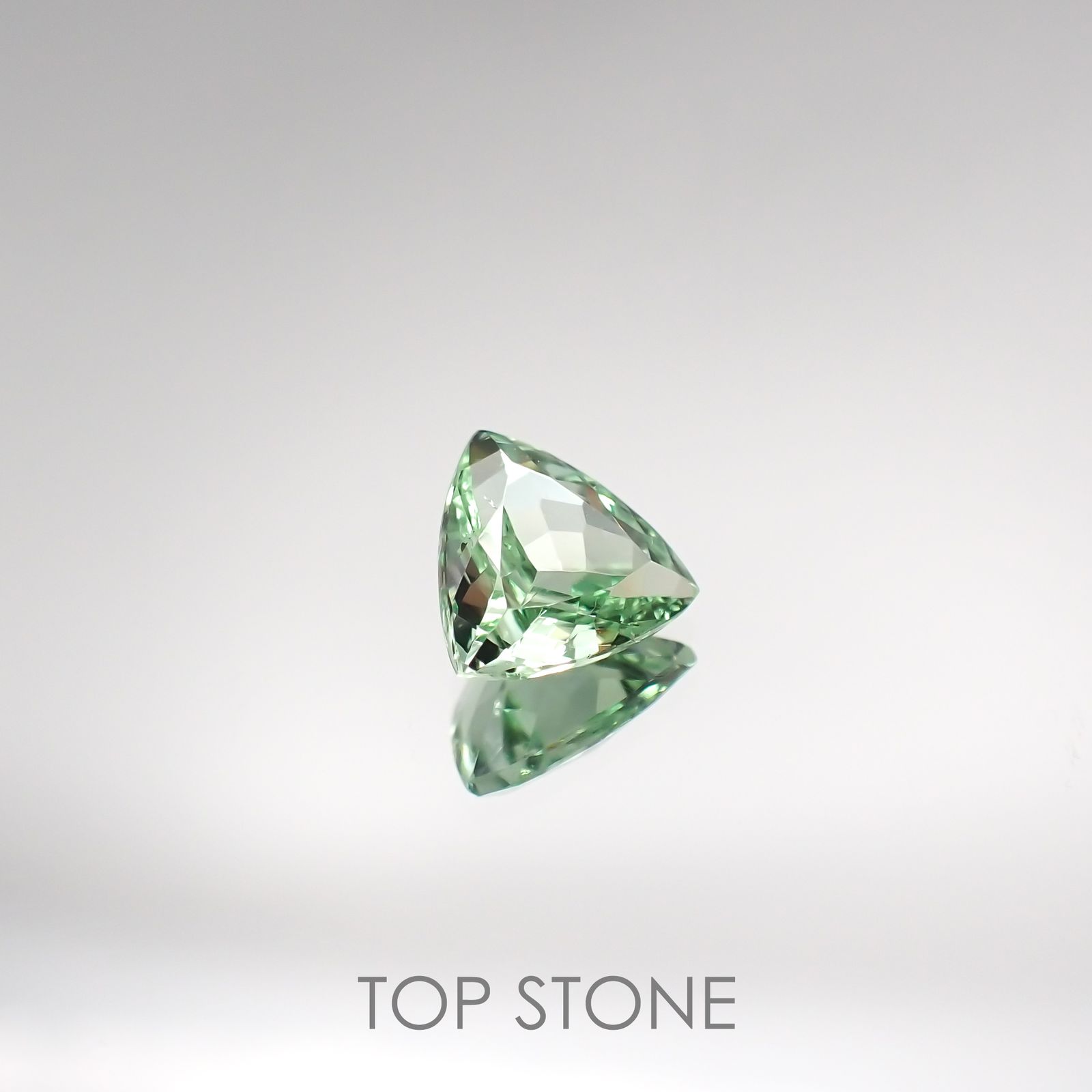 ミントガーネット タンザニア産 ルース 0.66ct[210711531]6×6.1mm前後