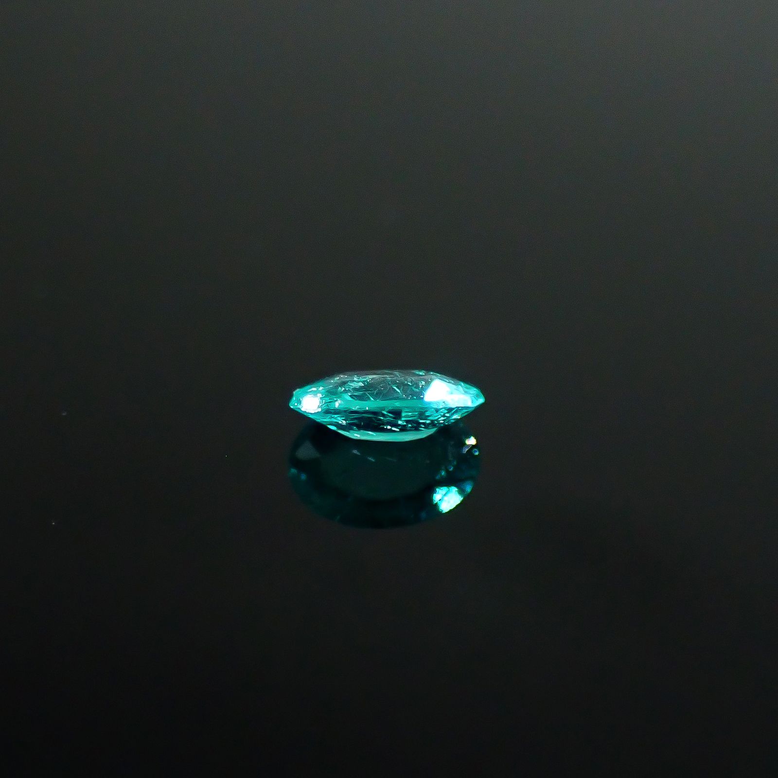 パライバトルマリン(宝石名トルマリン/別名パライバ・トルマリン)ブラジル・パライバ州バターリャ鉱山産 ソ付(GGS) 0.085ct / 3.7x2.7mm前後 [250931077]