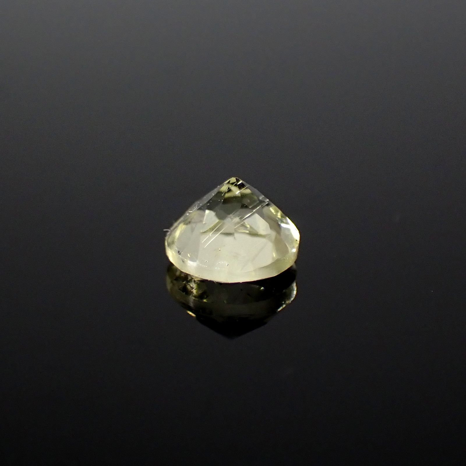 イエローダンビュライト タンザニア産 0.26ct[240125456]3.9x3.9mm前後