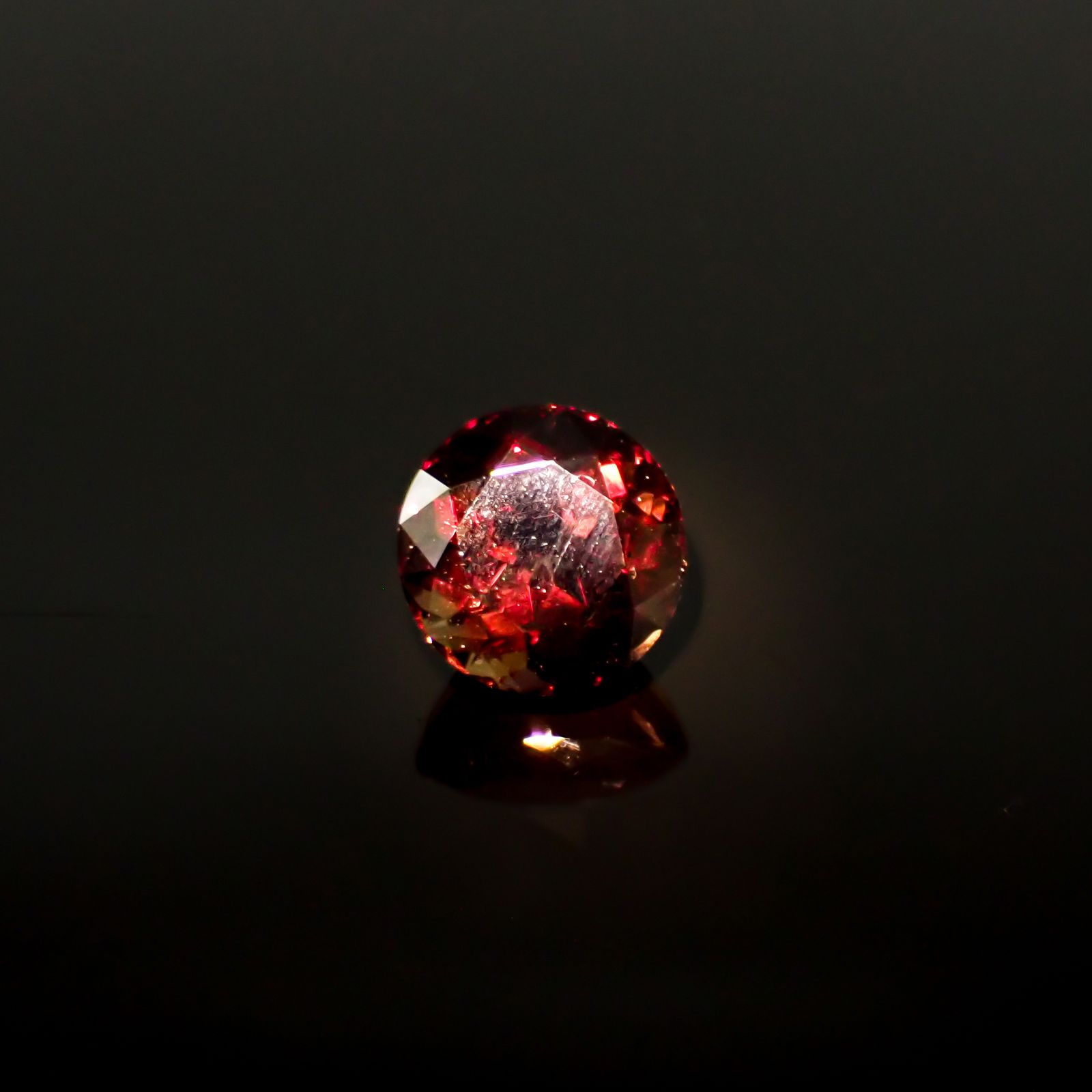 カラーシフト アキシナイト(宝石名ブラウン・アキシナイト(フェロ・アキシナイト))パキスタン産 9.587ct ソ付(彩珠)[240929130]12.3x12.3mm前後