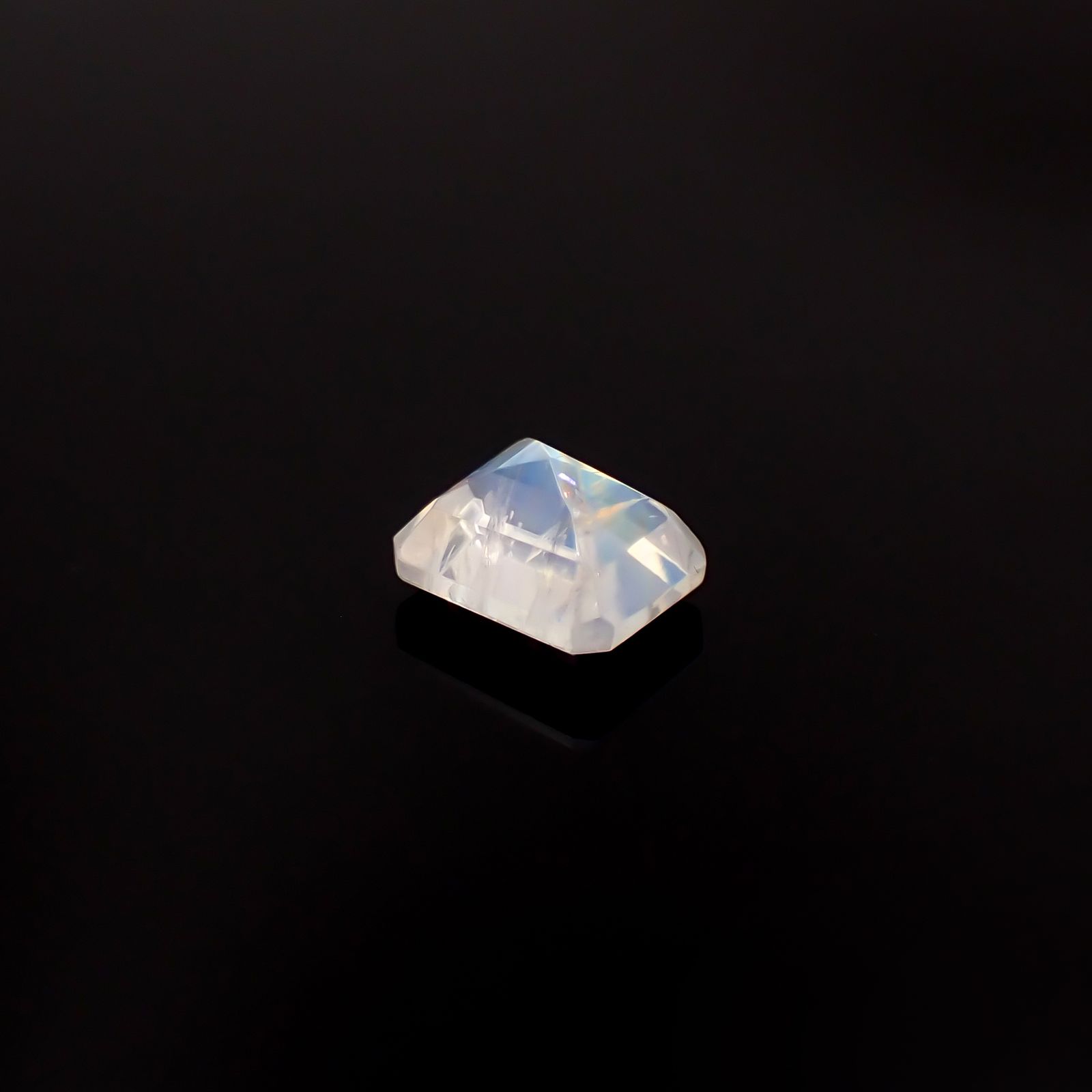 レインボームーンストーン インド・ビハール産 1.92ct / 8.1x6.4mm前後 [260431969]