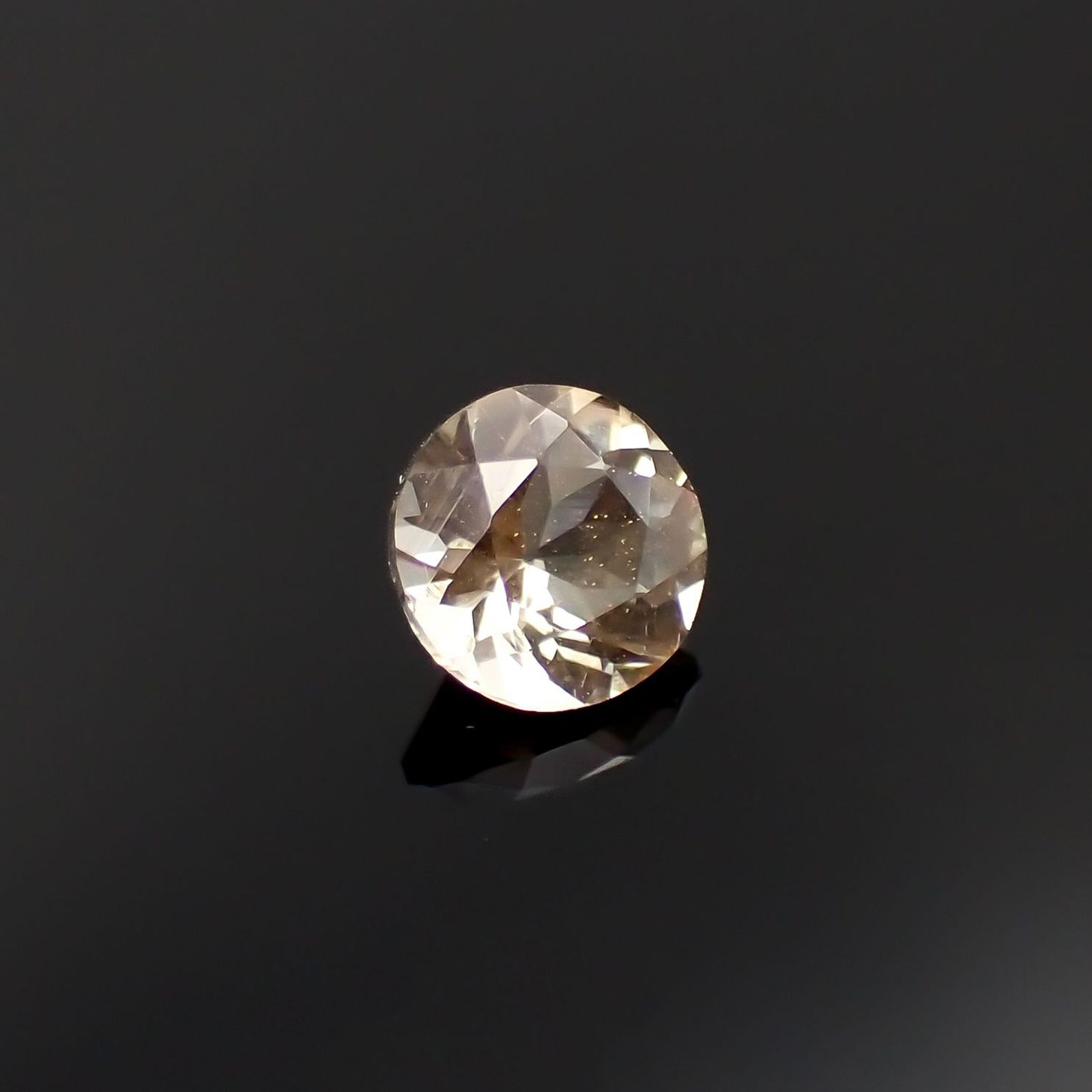 バイカラーオレゴンサンストーン アメリカ・オレゴン州産 0.78ct / 6.1x6mm前後 [230220680]