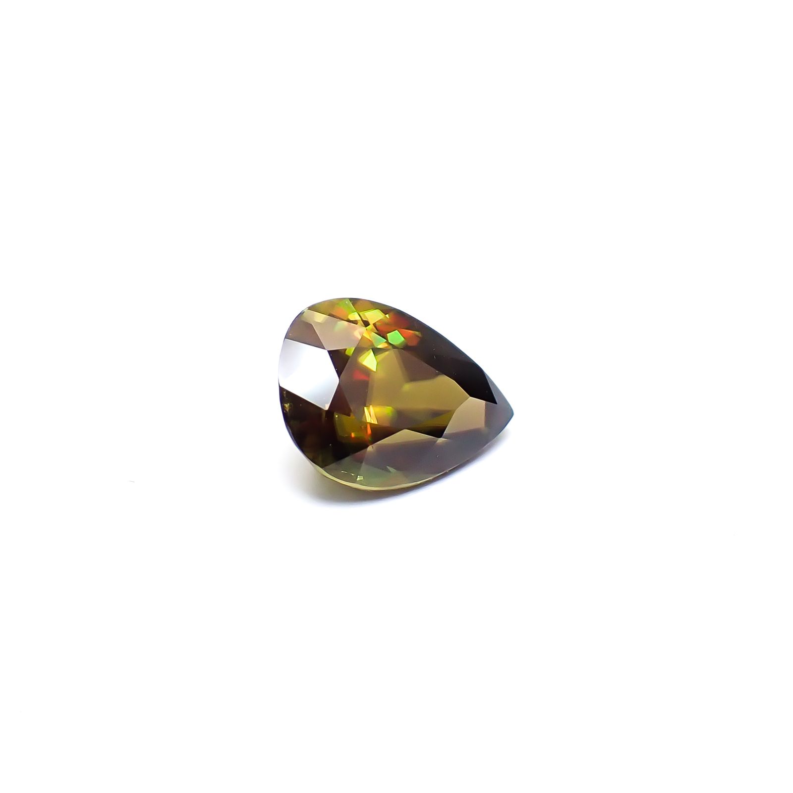 カラーチェンジスフェーン パキスタン産 1.78ct / 9.1x6.8mm前後 [260632491]
