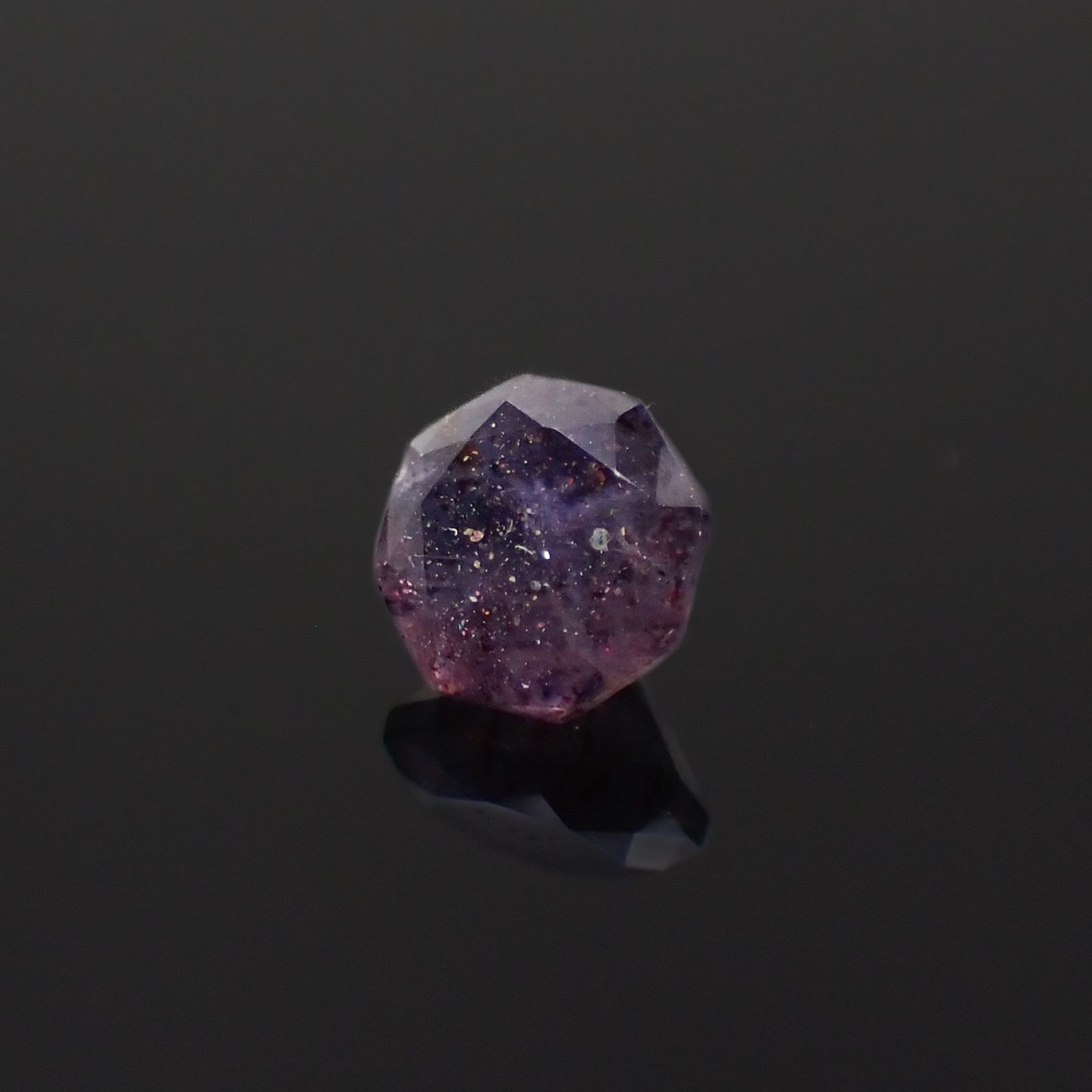 ◇オクタゴンカット◇ブラッドショットアイオライト インド産 0.55ct[230320945]5x5mm前後