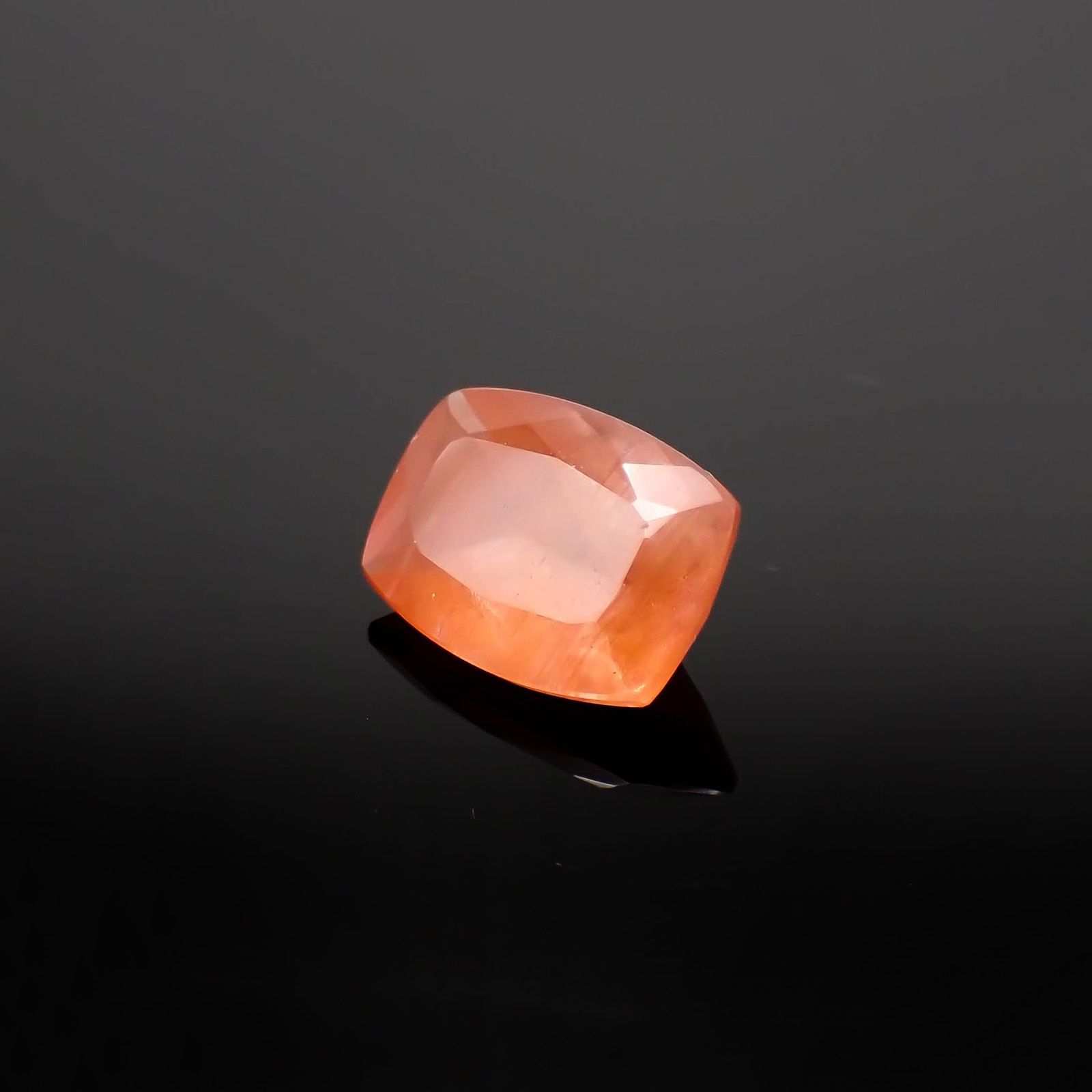 サンストーンスキャポライト(宝石名シーン・スキャポライト)タンザニア産 識別済 4.29ct / 12.8x9.2mm前後 [260819280]