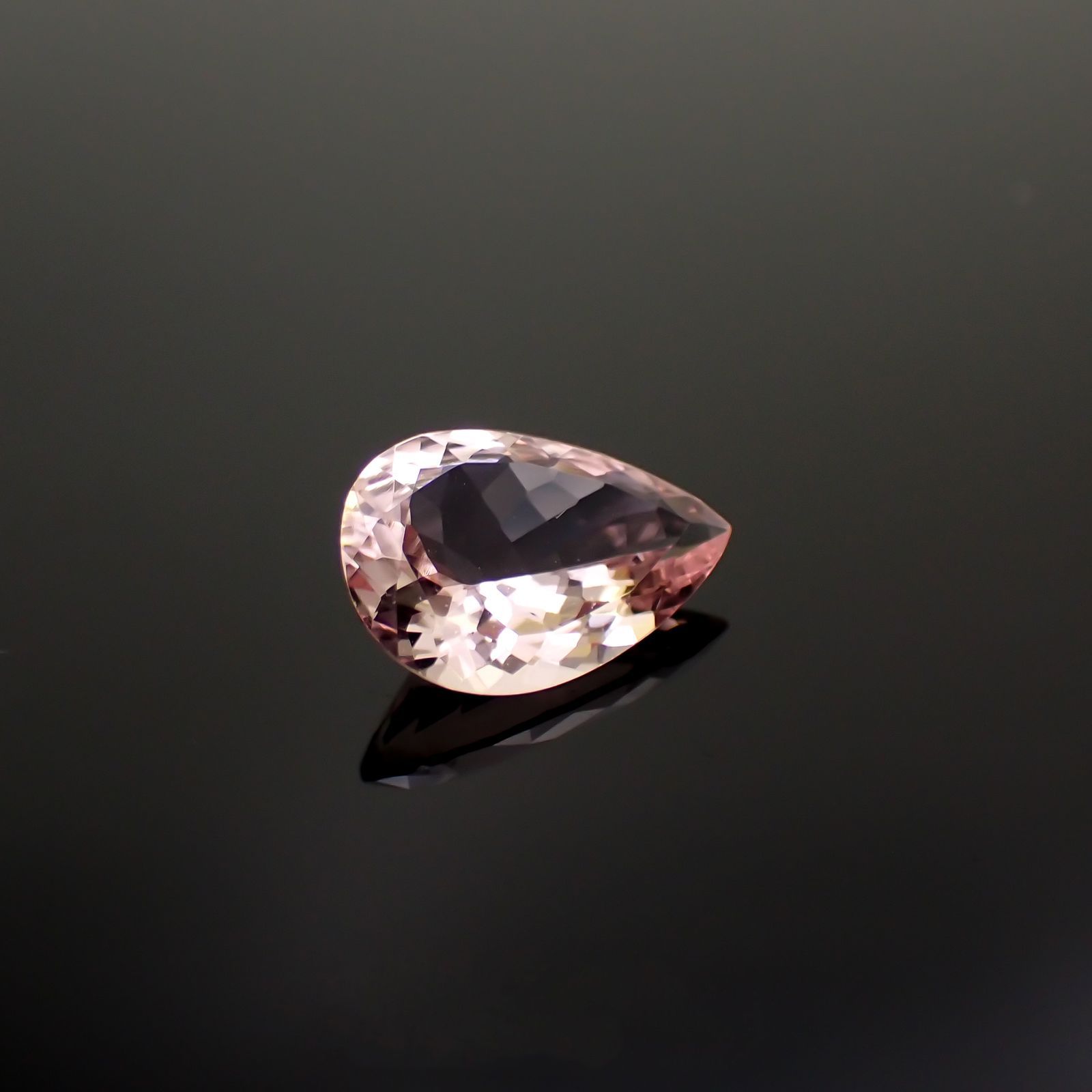 モルガナイト(宝石名モルガナイト)ナイジェリア産 2.525ct ソ付(日独)[221018879]12.93x8.71mm前後