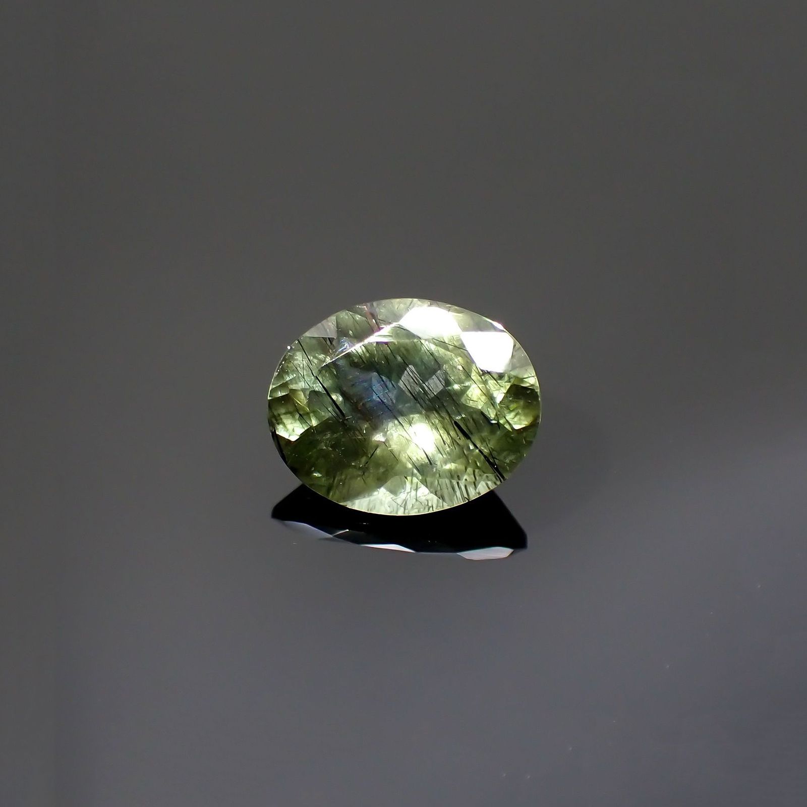ルドウィジャイトインペリドット パキスタン産 1.72ct / 8.8x7mm前後 [260414223]