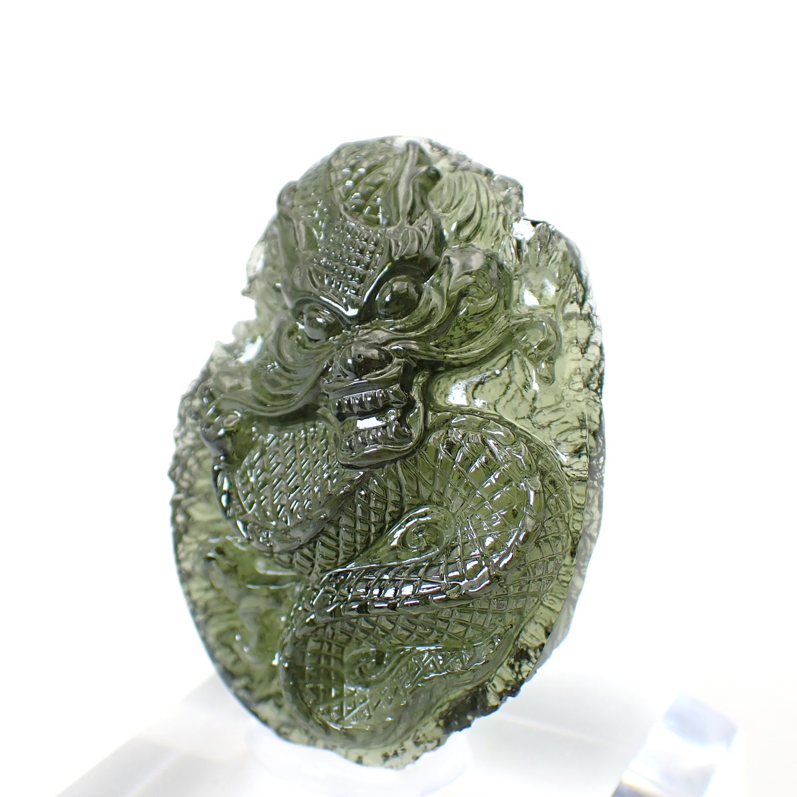 ◇龍彫刻◇モルダバイト 発見地:旧チェコスロバキア アクリル台座付き 77.90ct(15.58g) / 13.9x29.7x41.7mm前後 [260632497]