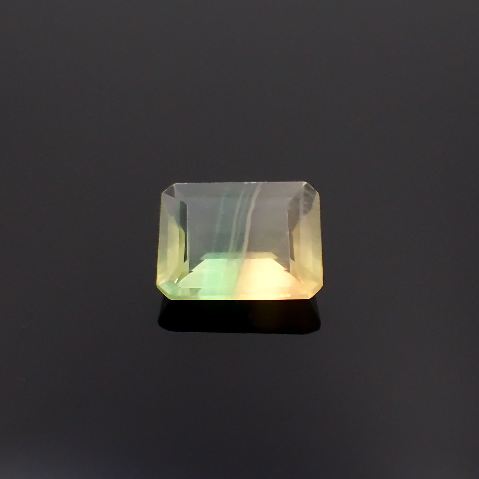 バイカラーフローライト フルオレッセンス ブラジル産 3.73ct[230722978]10.9x8.9mm前後