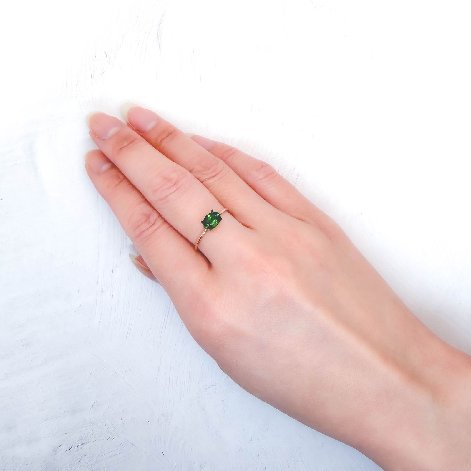 クロムダイオプサイド(宝石名クロム・ダイオプサイド)ロシア産 識別済 0.95ct / 7.1x5.1mm前後 [260432092]
