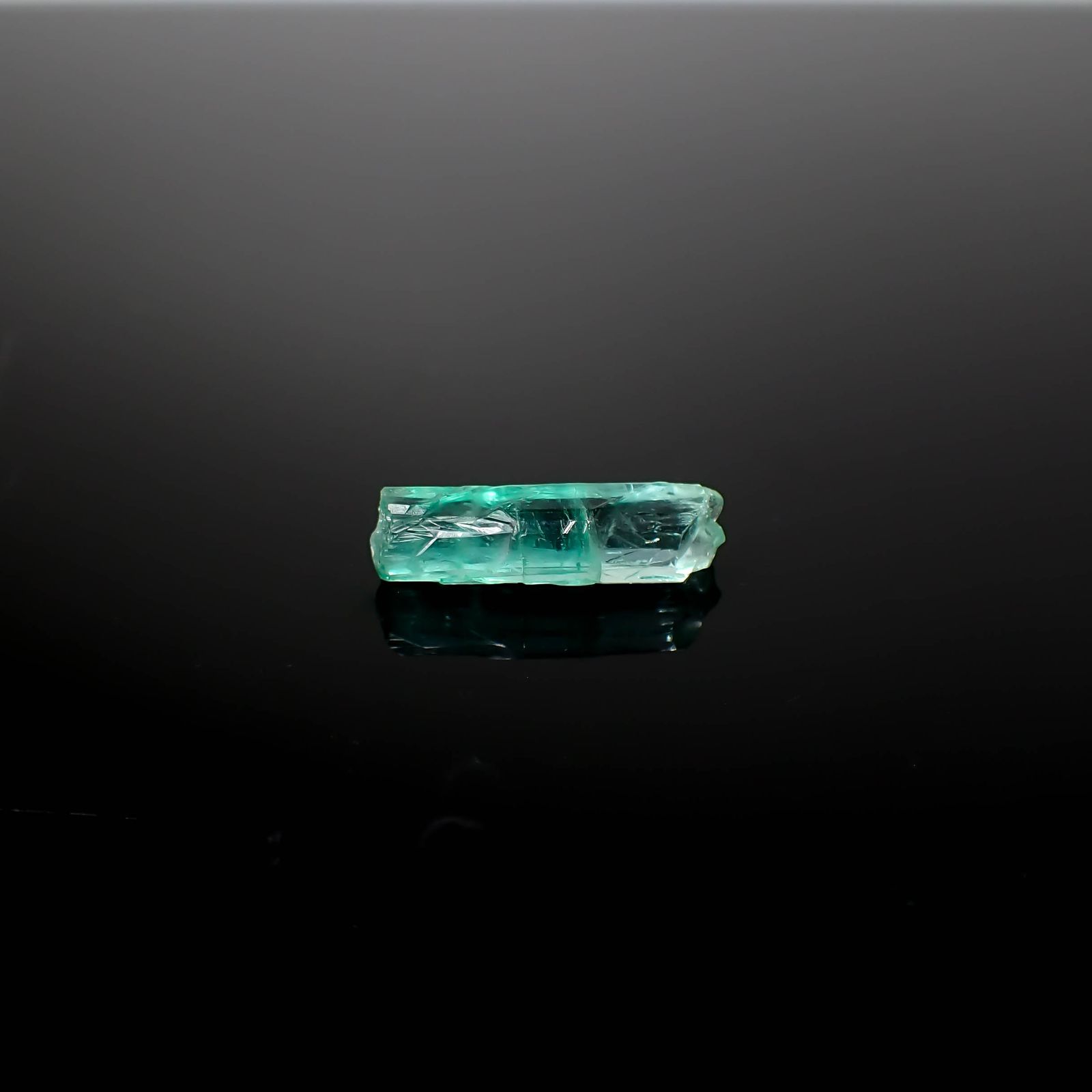 エメラルド原石　密集結晶　コロンビア産 楽天市場】【ノンオイル・コロンビア産】エメラルド原石 1.68ct
