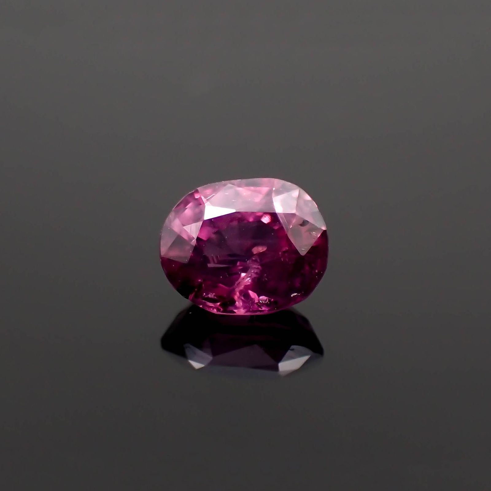 パープルサファイア パキスタン・カシミール産 0.48ct / 4.8x3.9mm前後 [251019866]