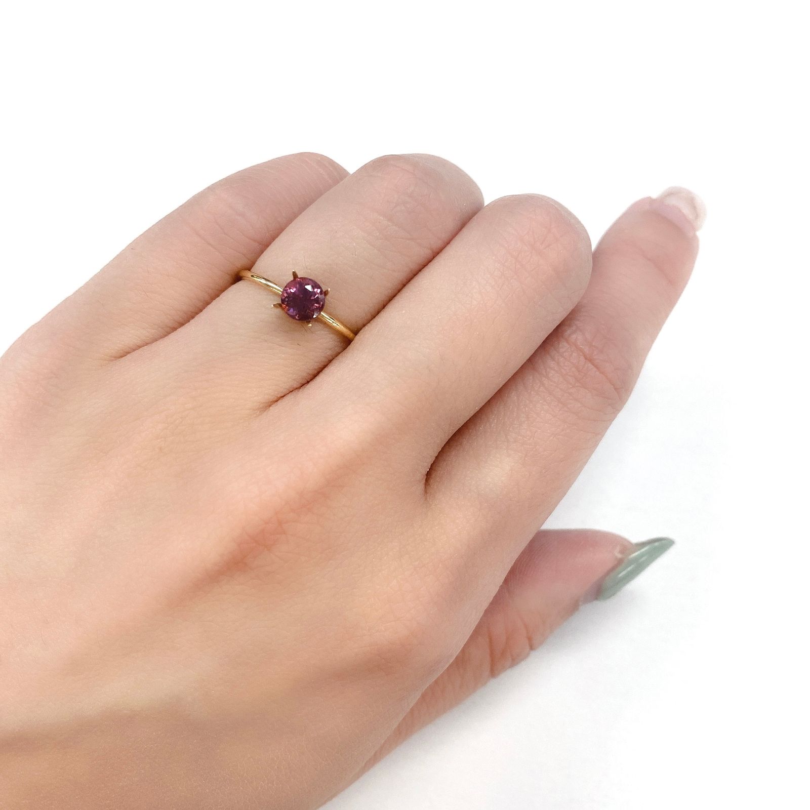 カラーチェンジマラヤガーネット タンザニア産 ルース 0.72ct[21049656]5.1×5.1mm前後
